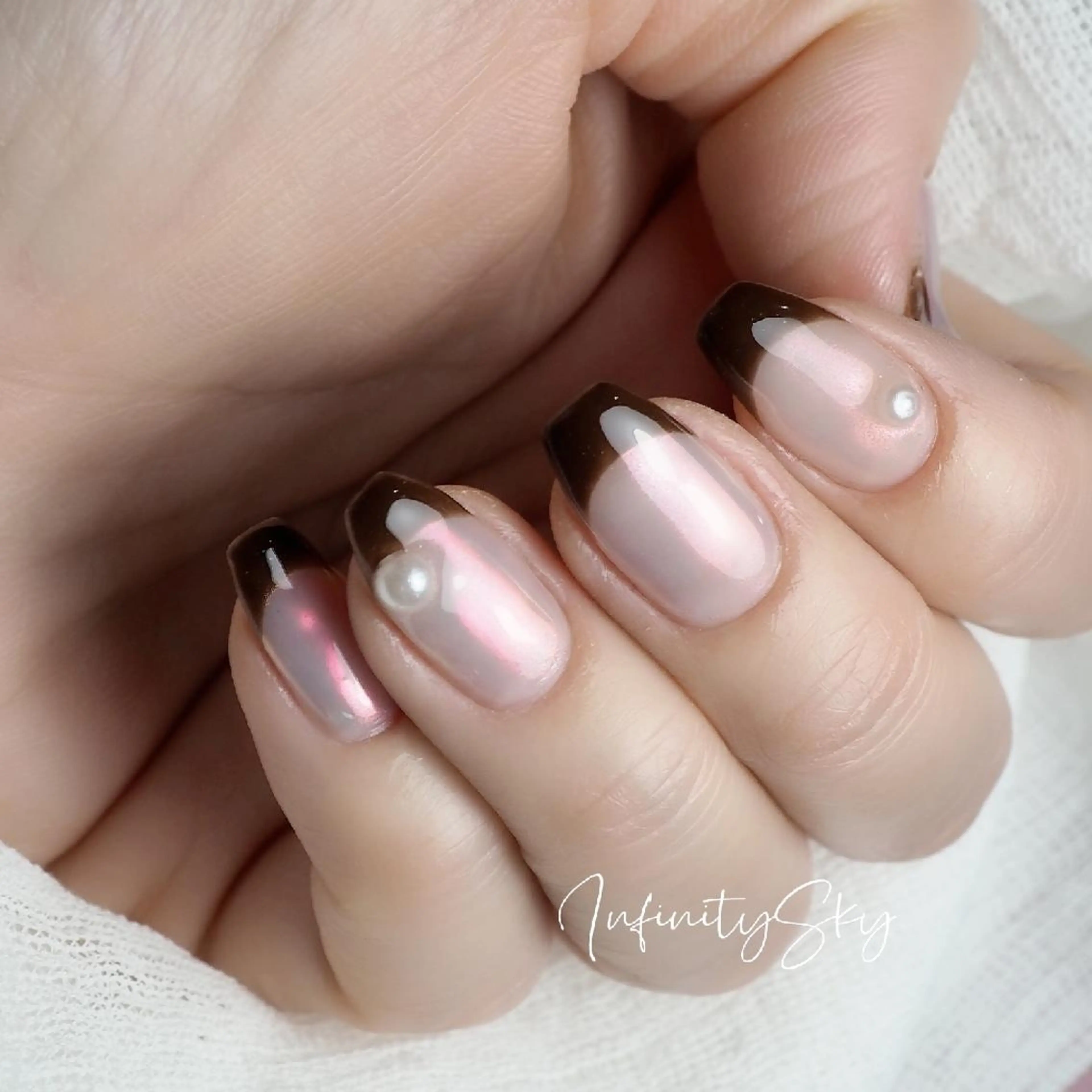 ネイル オーロラネイル ブラウン フレンチネイル infinity skyのネイルデザイン
