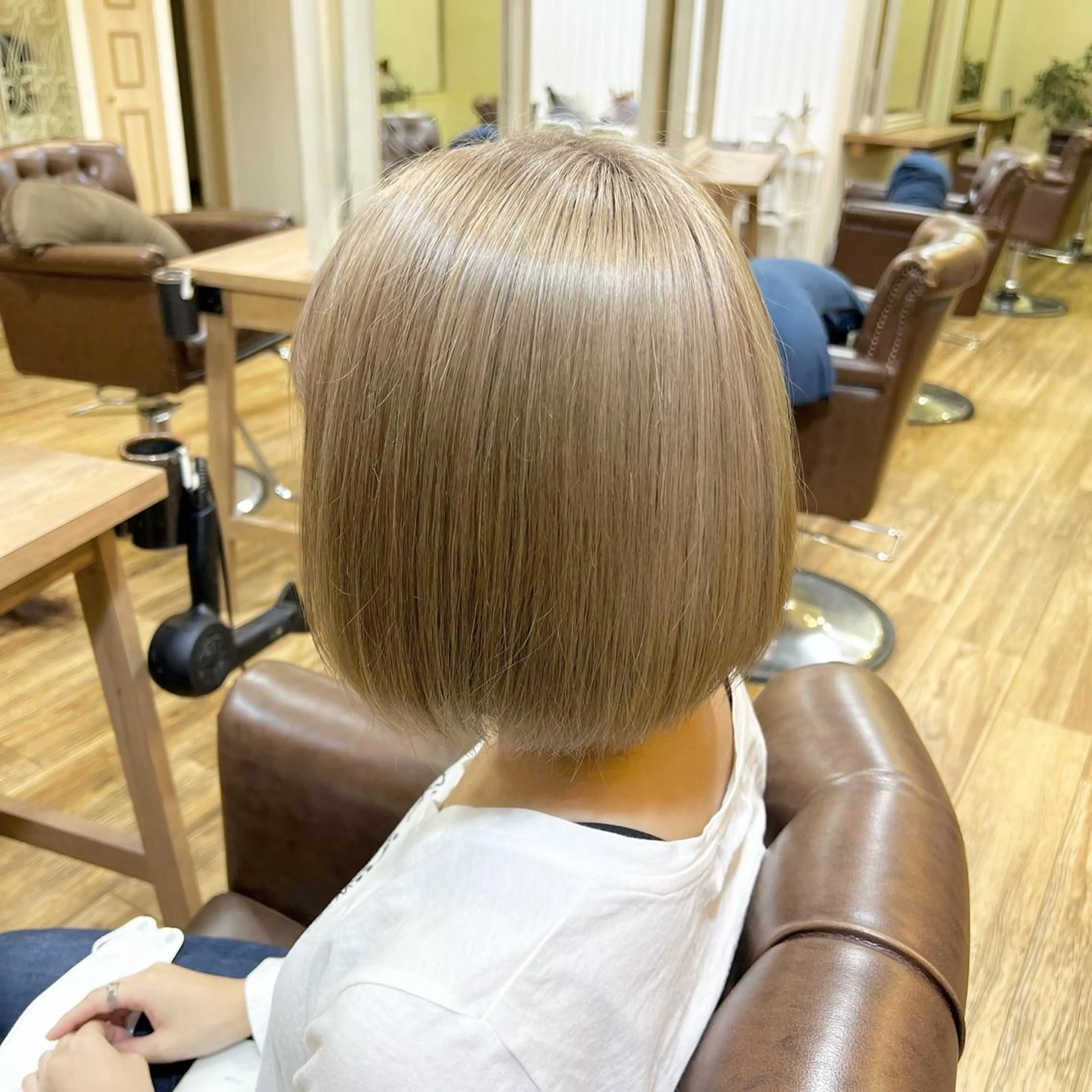 カラー ベージュカラー ミルクティーベージュ 染矢 優希のヘアスタイル