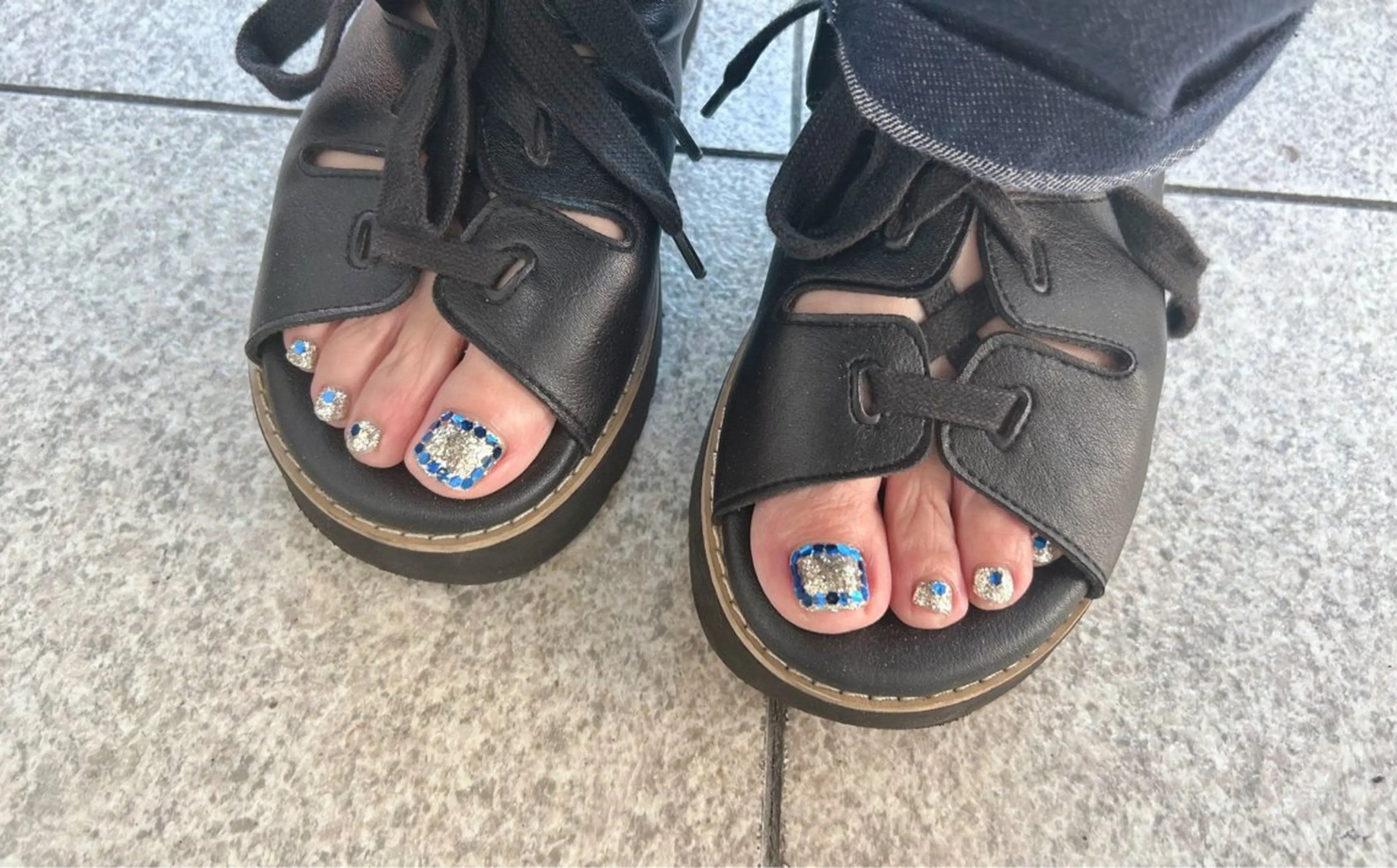 ネイル ホログラムネイル ラメ(グリッター) フットネイル Nail Salon agré所属・agré ネイルサロン　アグレのネイルデザイン