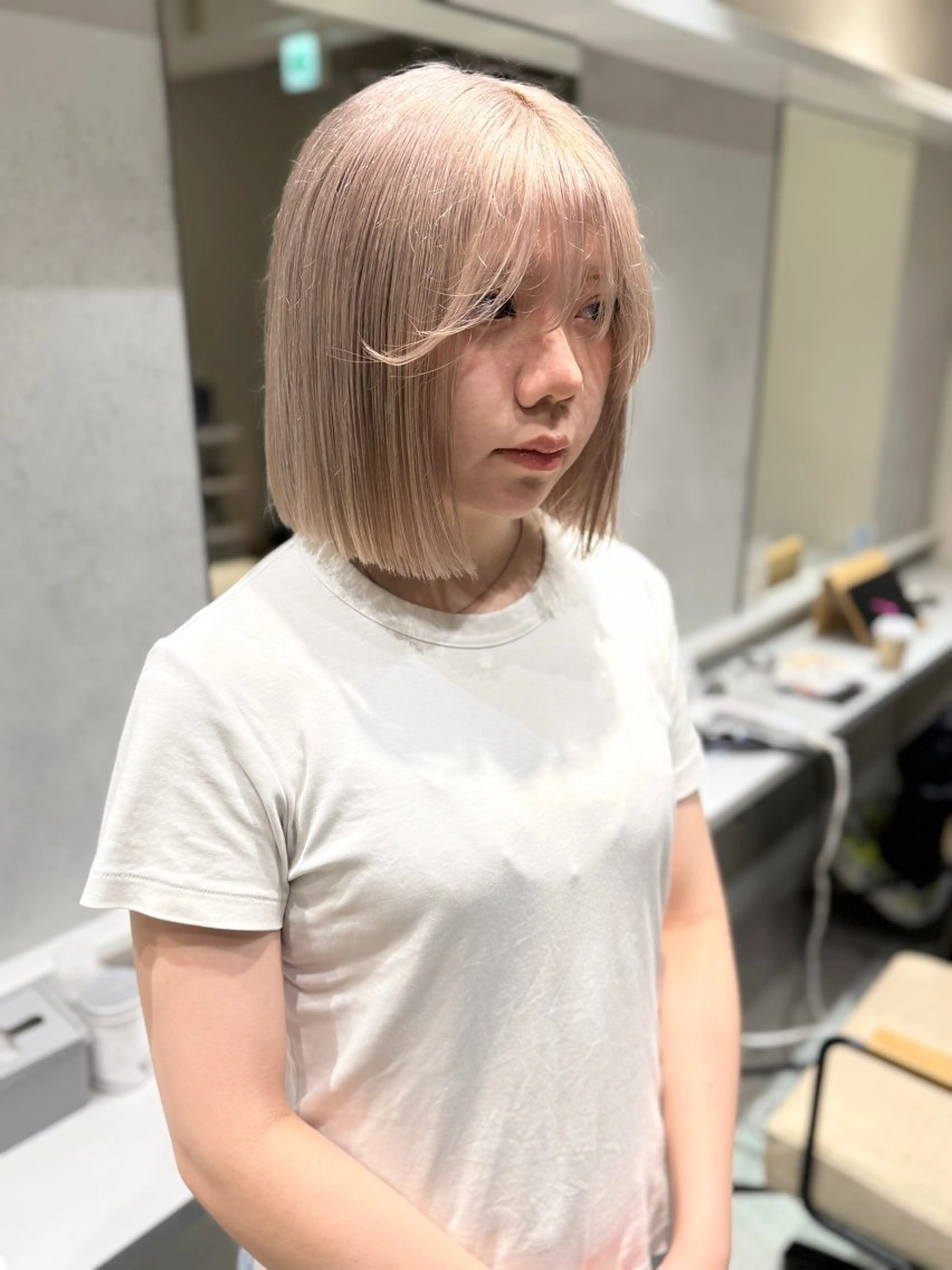 ミディアム カラー ベージュカラー ブリーチ ブロンド ホワイトベージュ ホワイトブロンド ヘアカラー kanta 梅田 韓国ハイトーンのヘアスタイル