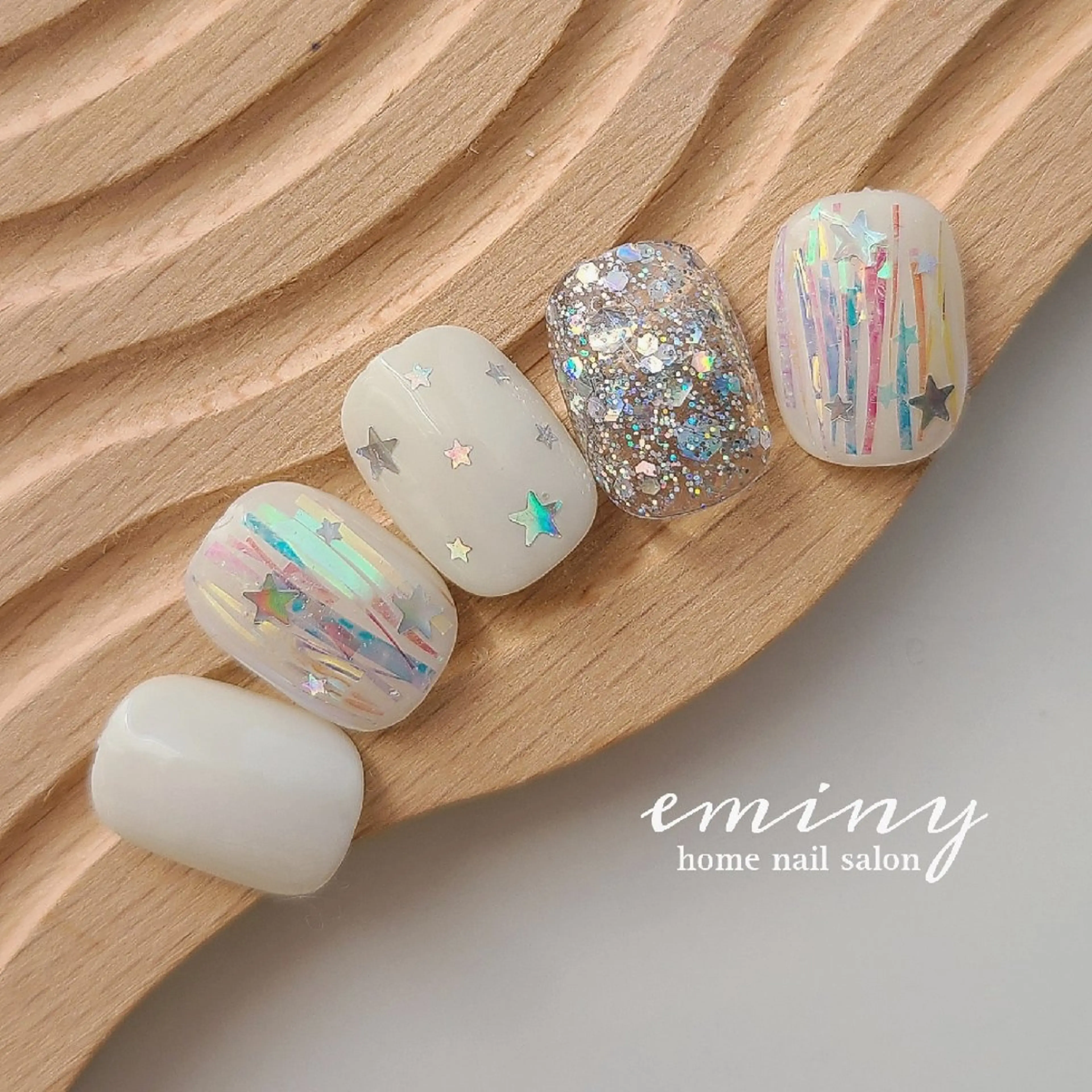 ネイル オーロラネイル キラキラネイル 韓国ネイル ホワイト 冬ネイル ハンドネイル nail salon  eminyのネイルデザイン