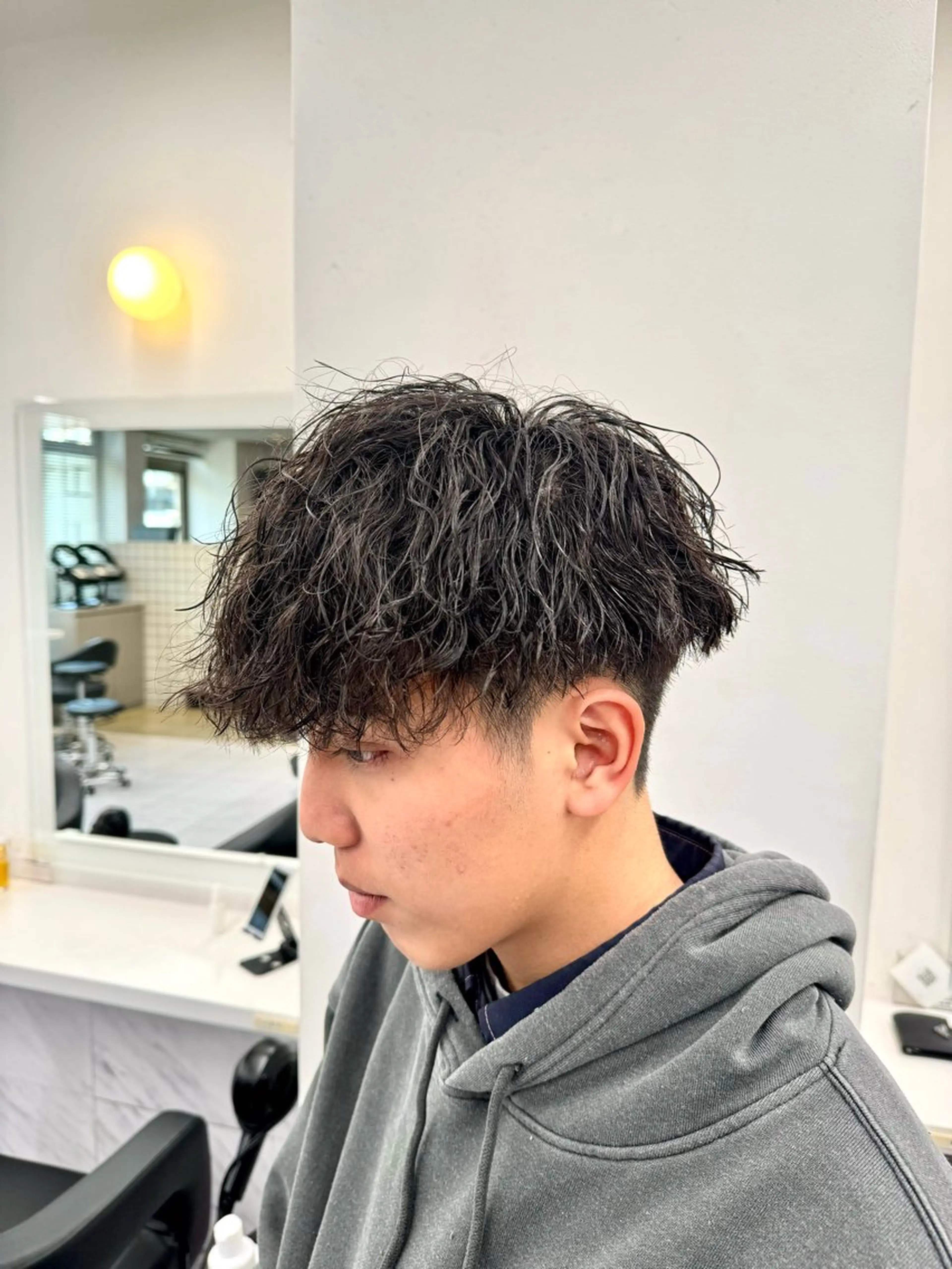 ミディアム パーマ ヘアアレンジ メンズ ミディアムパーマ メンズパーマ 顔まわりカット の達人のヘアスタイル