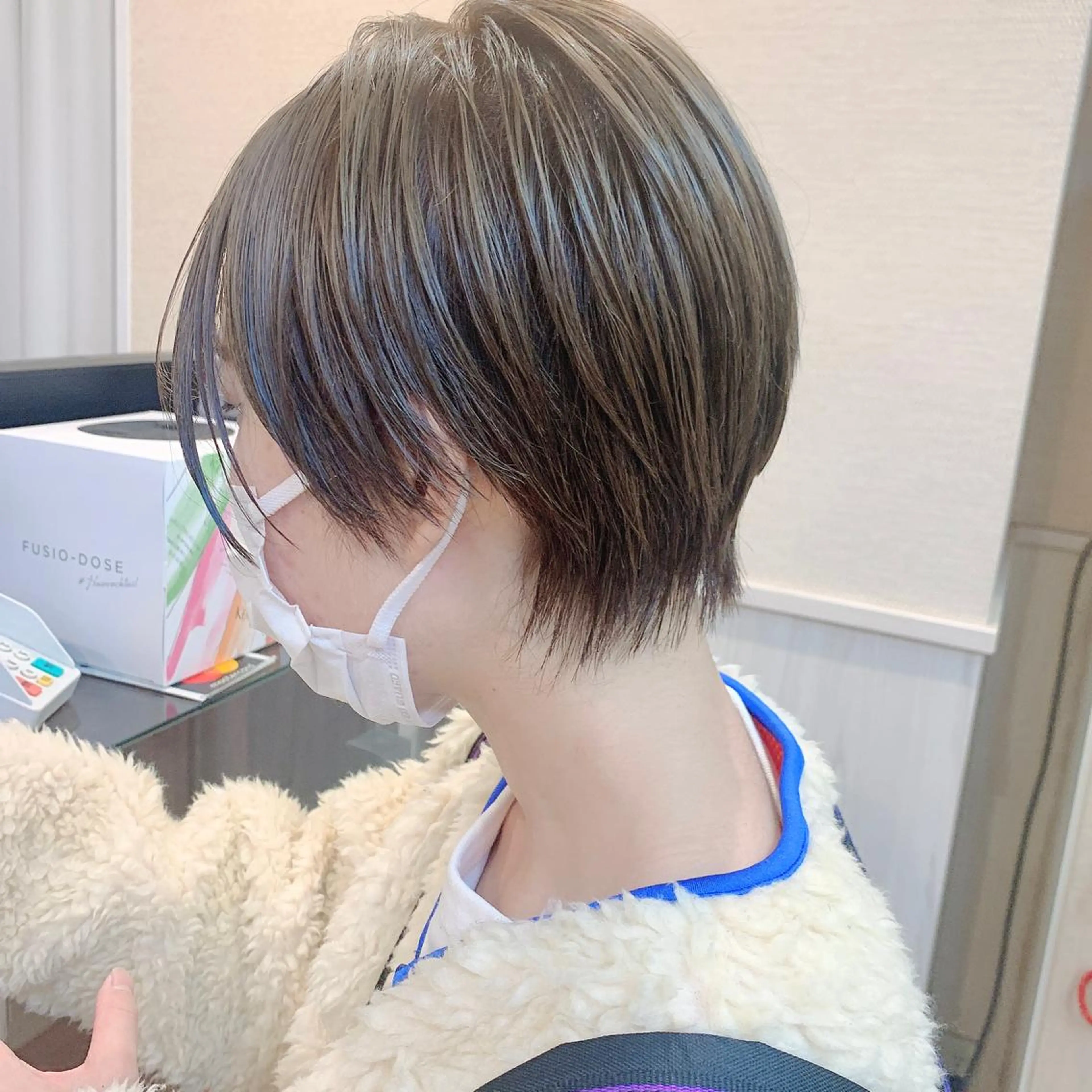 ショート カラー ハンサムショート ベージュカラー ミルクティーベージュ ショートヘア カット ヘアカラー NUMBER_ ユイナのヘアスタイル