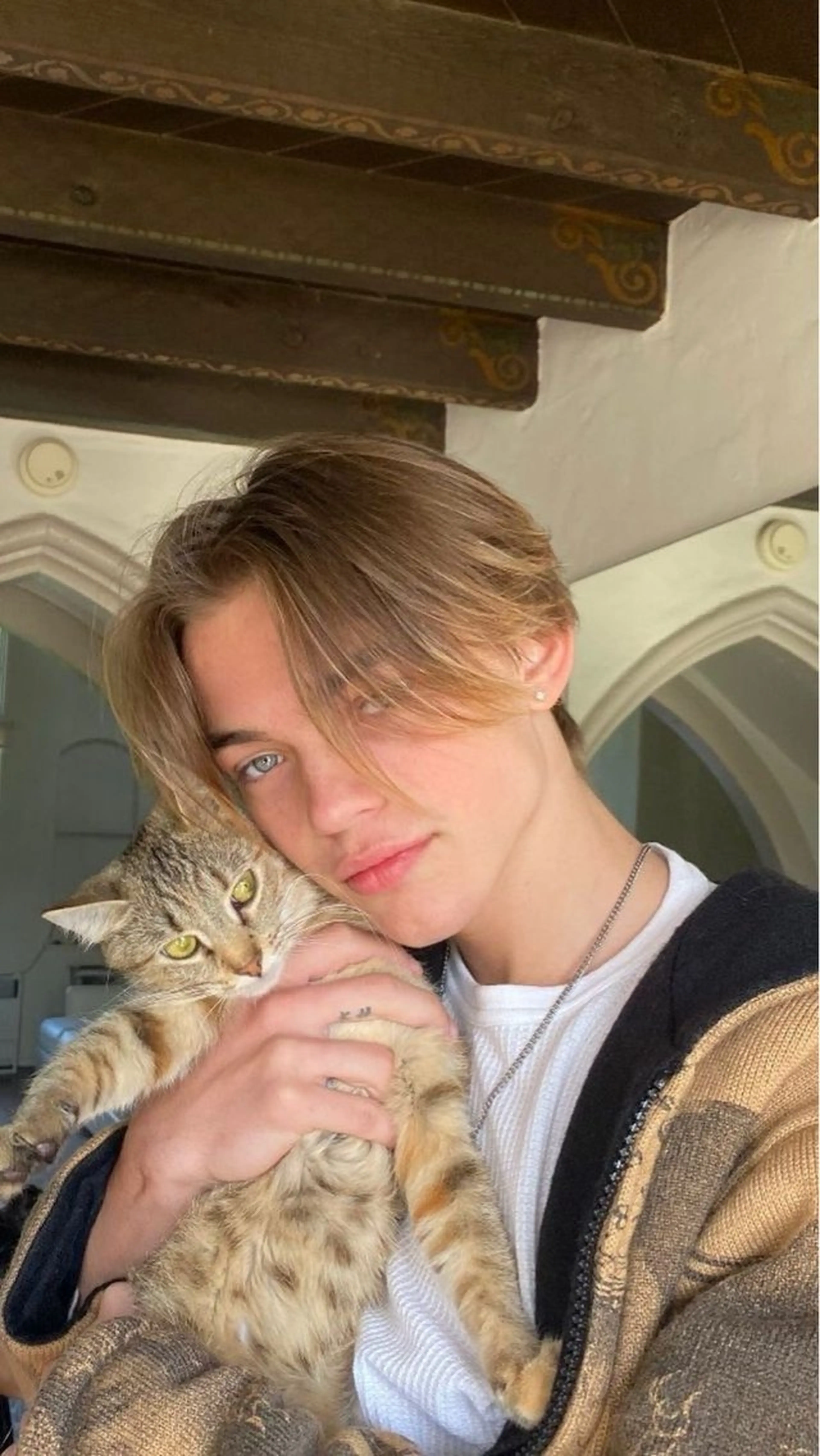 ミディアム パーマ ヘアアレンジ メンズ ミディアムパーマ フェザーパーマ メンズパーマ 艶カラー の達人のヘアスタイル