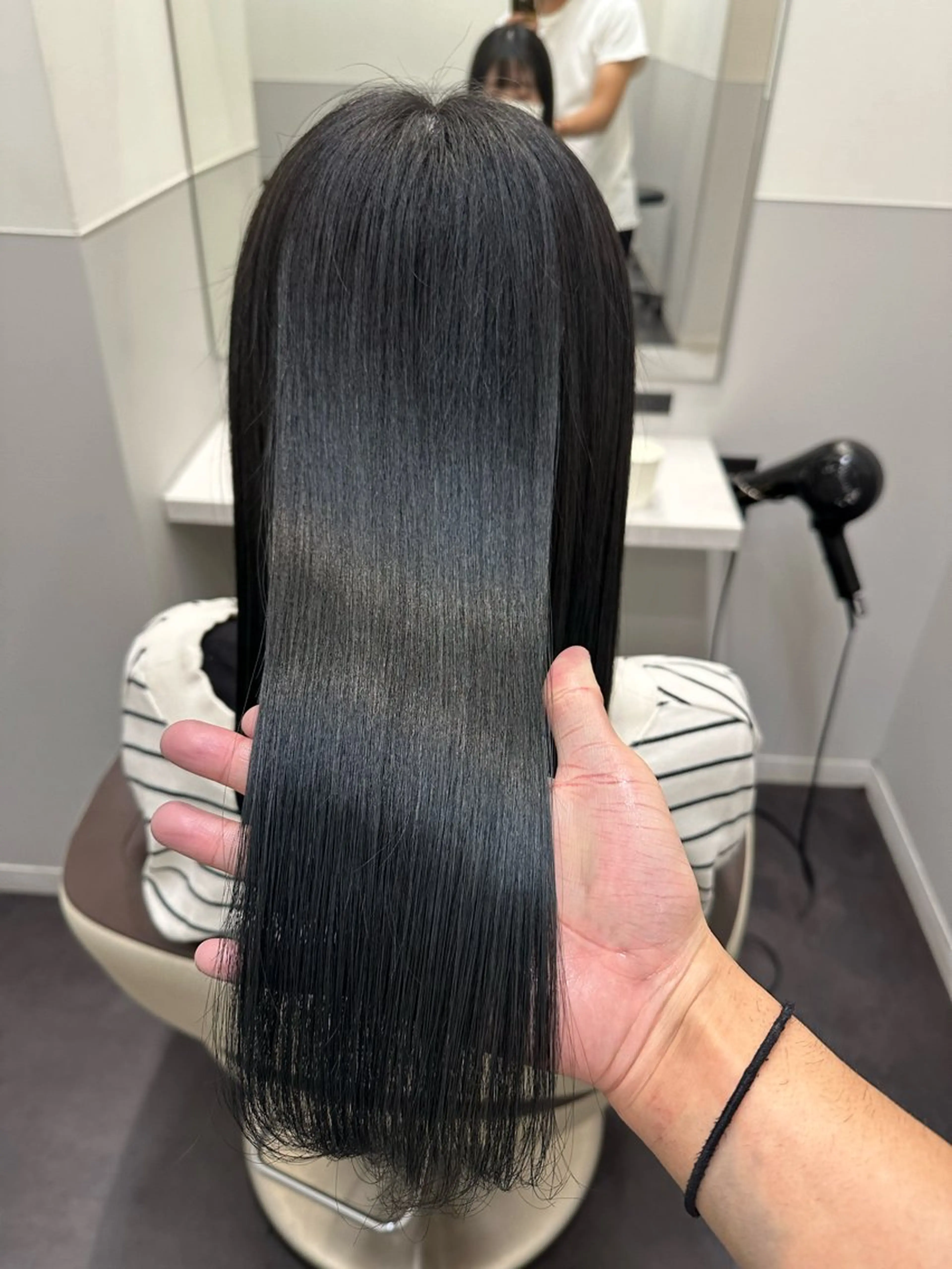 ロング カラー 黒髪 ブルーカラー ブルーブラック トリートメント カット ヘアカラー トリートメント 【レイヤー/韓国風 /髪質改善】RINのヘアスタイル