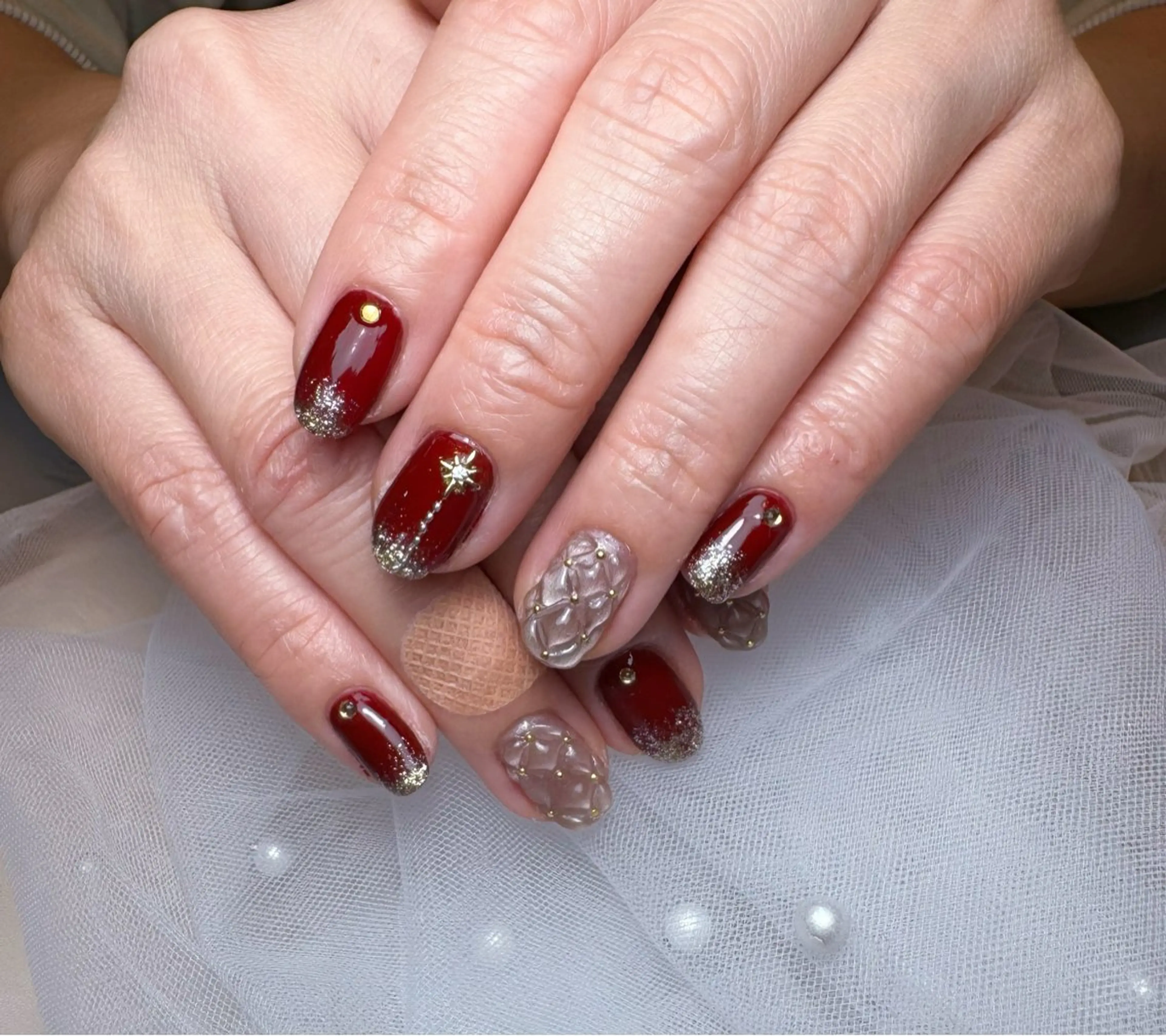 ネイル ブルー ボルドー ラメ(グリッター) ラメグラデーション 冬ネイル ハンドネイル K&R Nail所属・Nail Salon K&Rのネイルデザイン