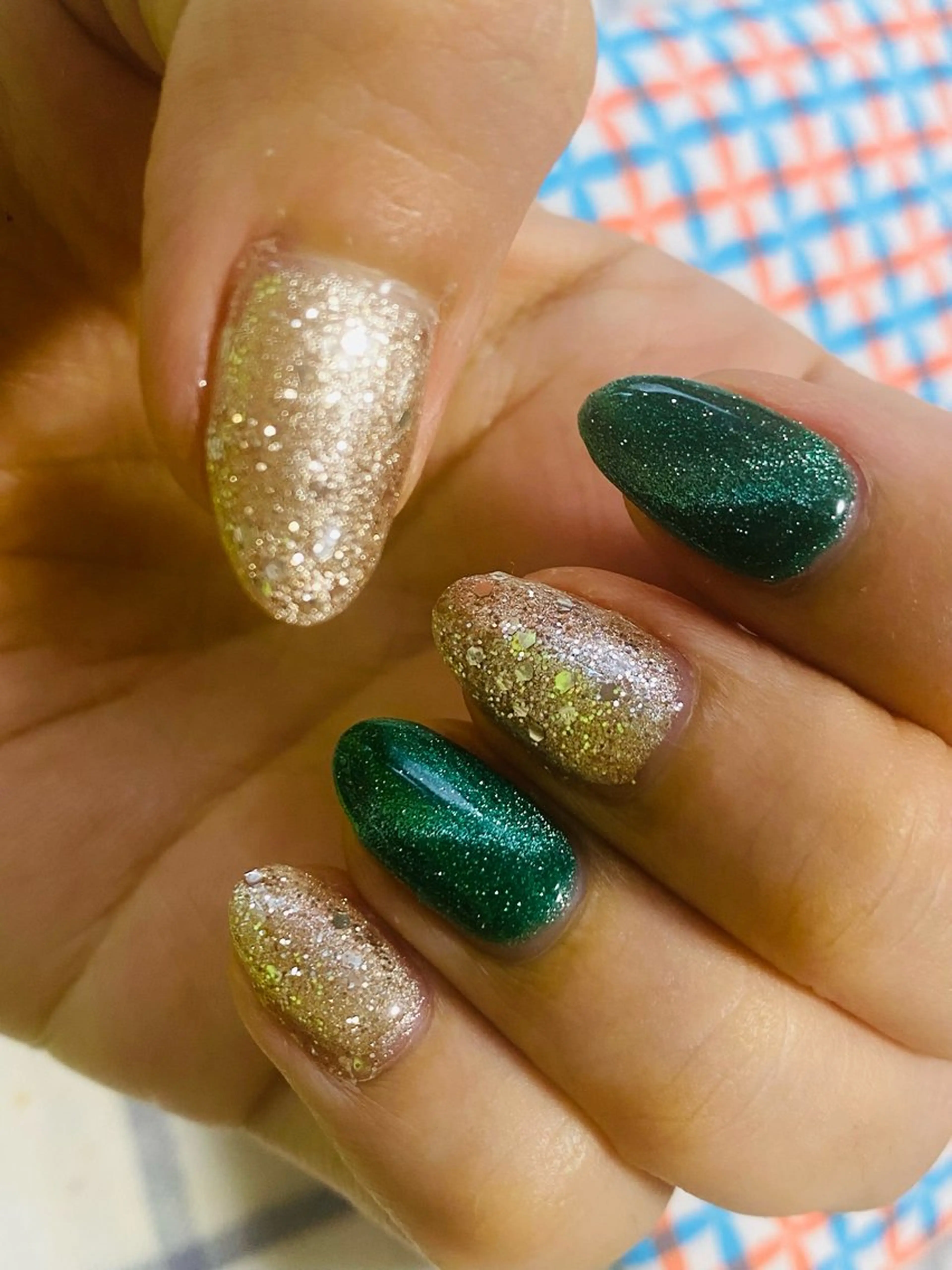 ネイル ゴールド グリーン マグネットネイル ワンカラーネイル ハンドネイル nail salon いづみ(節花内)所属・ネイルサロン いづみ(節花内)のネイルデザイン