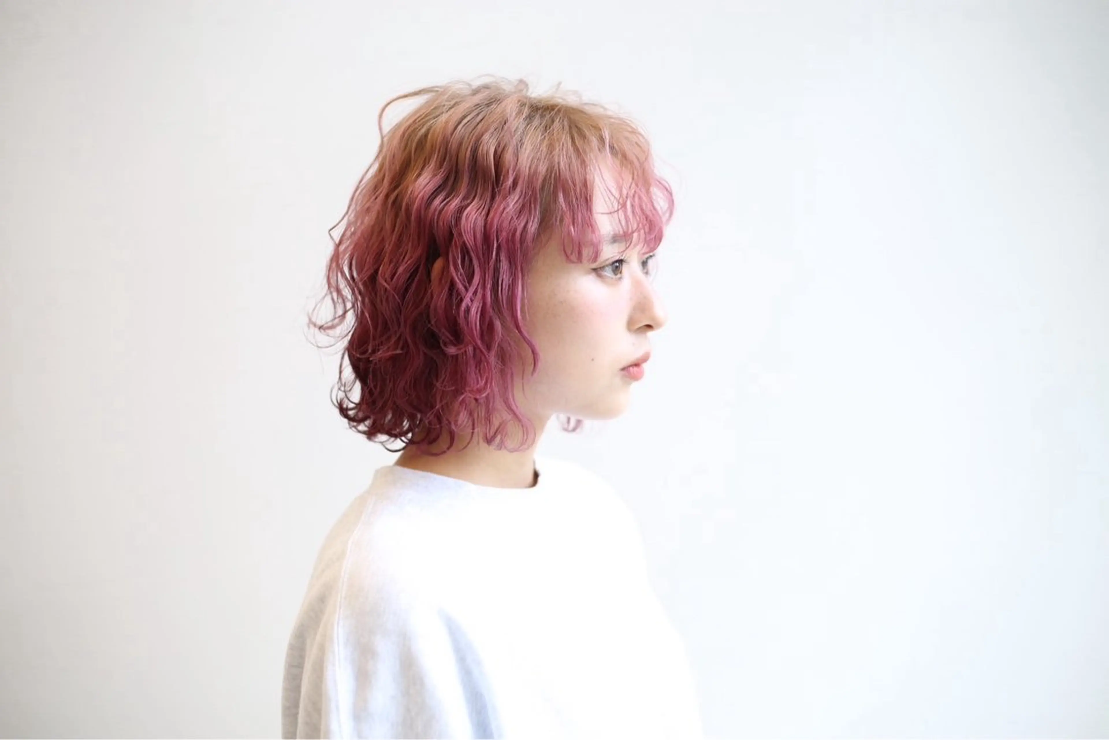 ミディアム カラー ベージュカラー グラデーションカラー ピンクカラー 山口 美咲のヘアスタイル