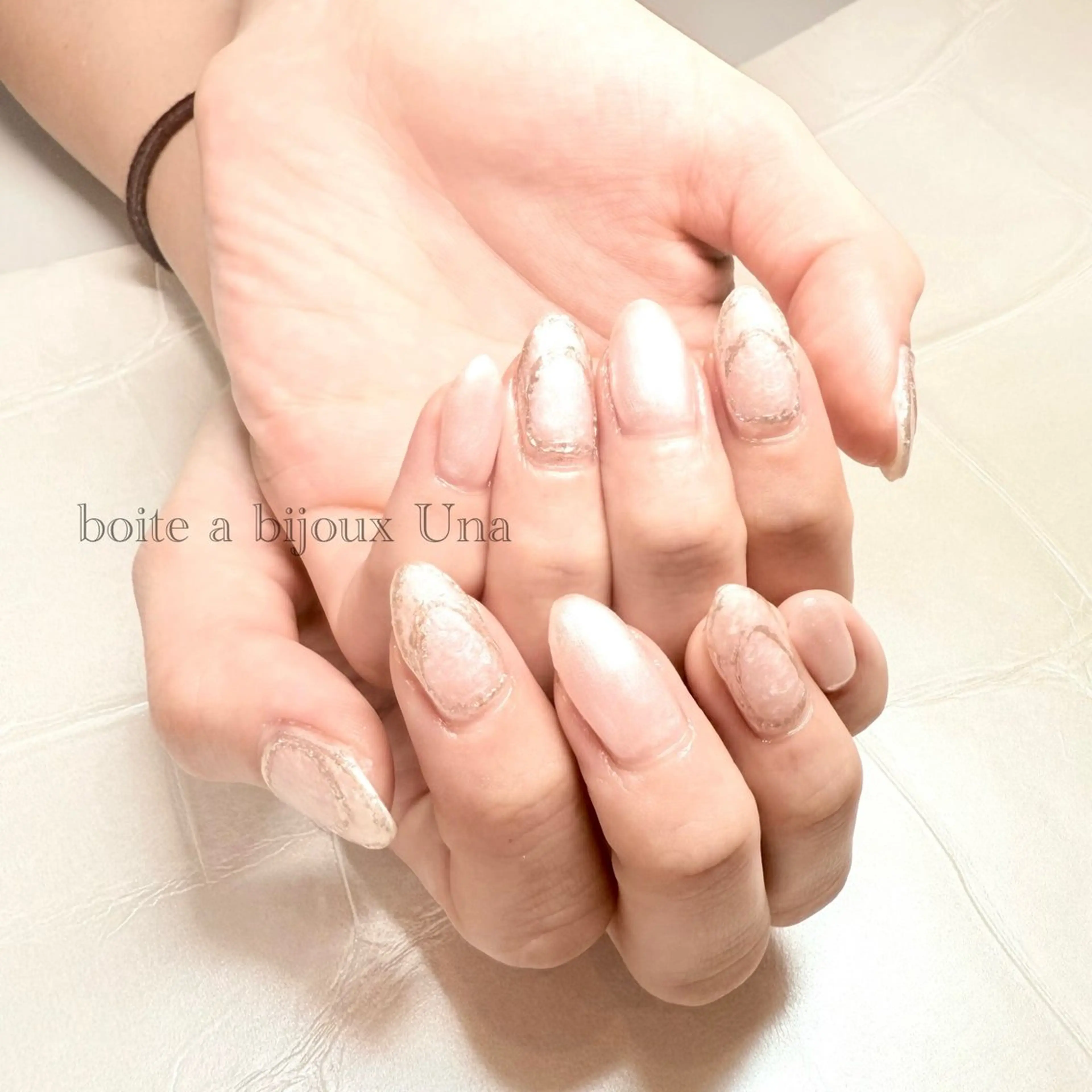 ネイル ゴールド ミラーネイル ホワイト ハンドネイル フットネイル boite a bijoux Unaのネイルデザイン