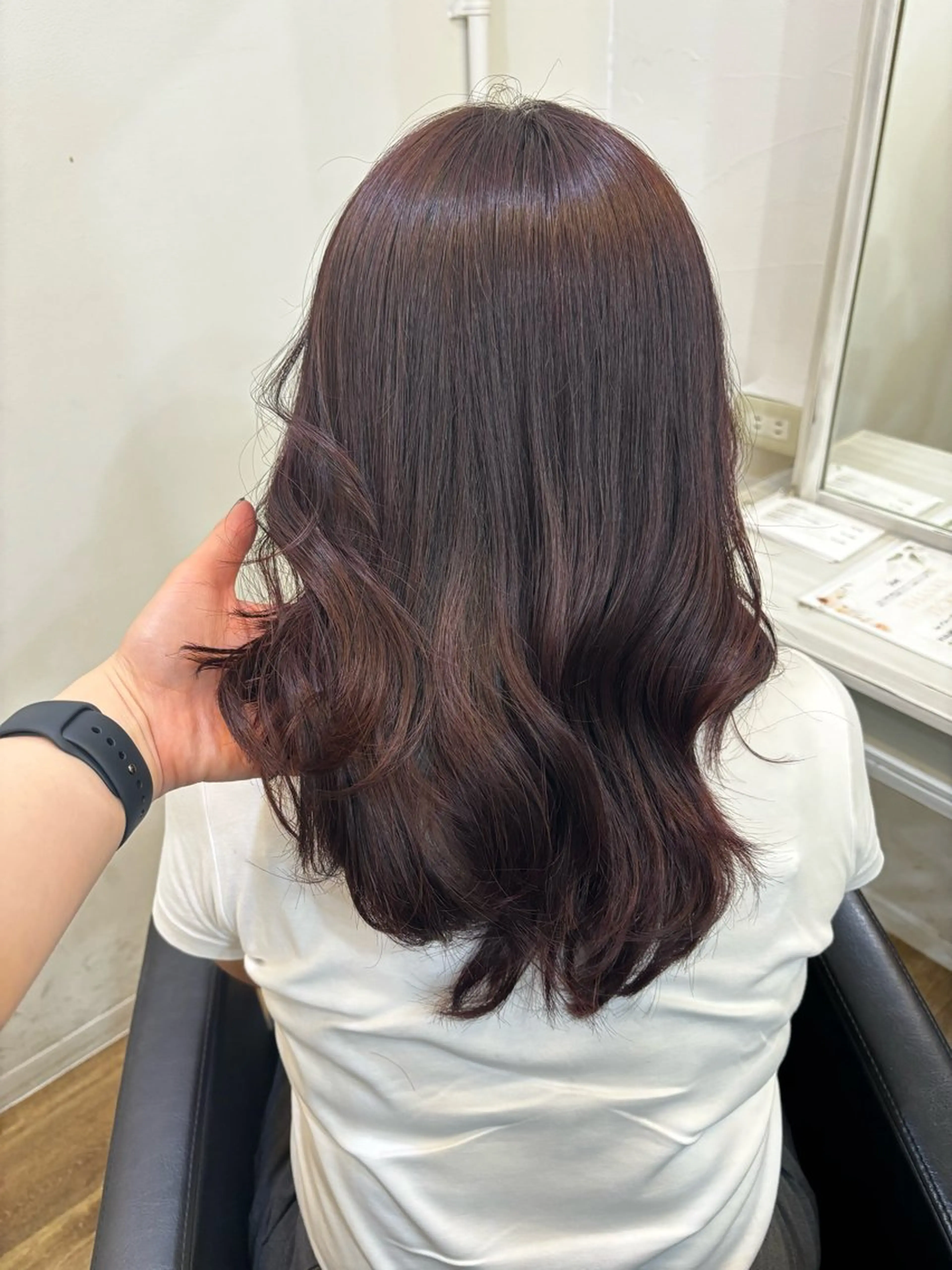 セミロング シオン/艶髪/ グレージュカラーのヘアスタイル