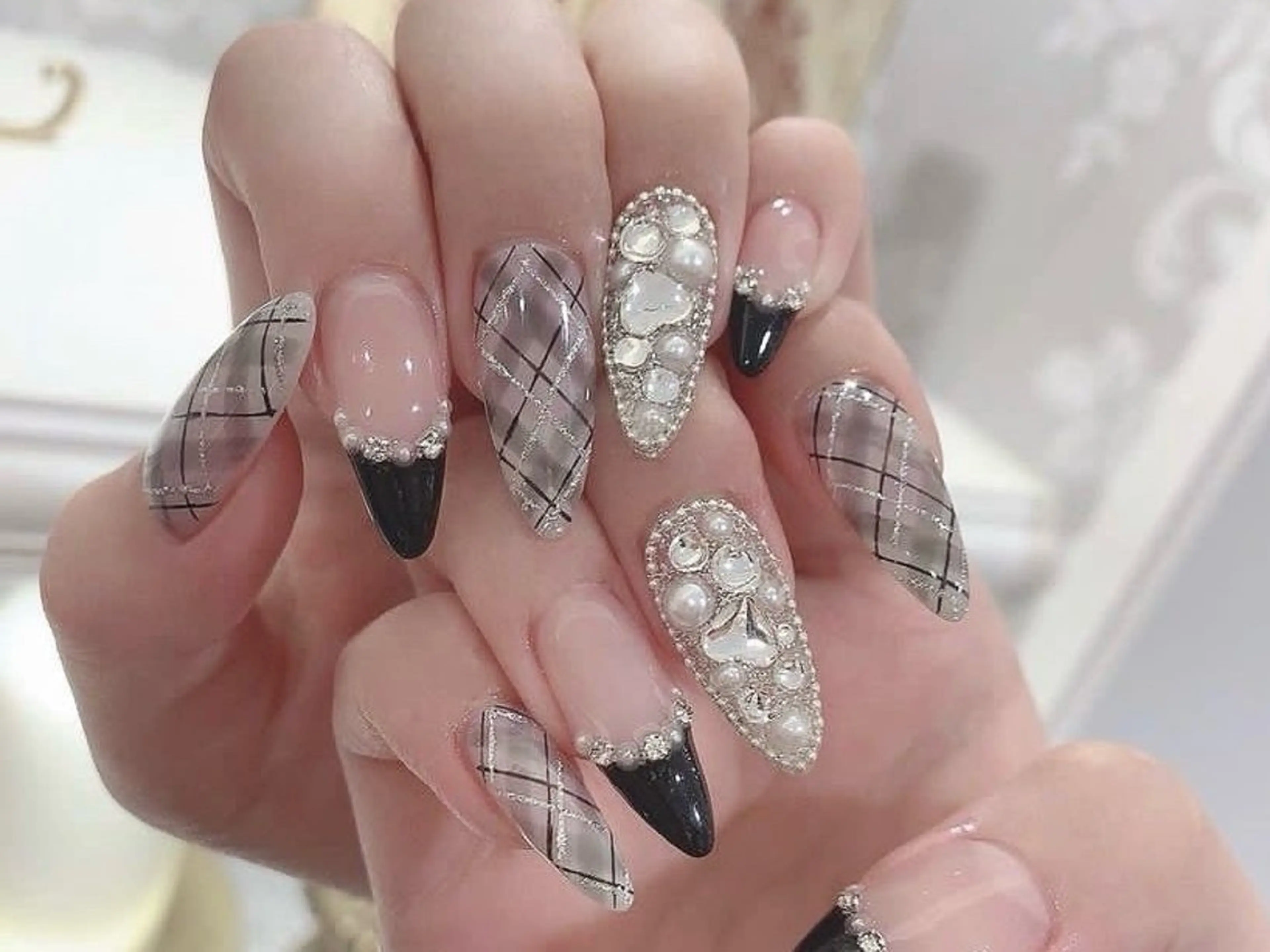 ネイル マグネットネイル ピンク ネイルチップ 冬ネイル クリスマス ハンドネイル Lee Nailsのネイルデザイン