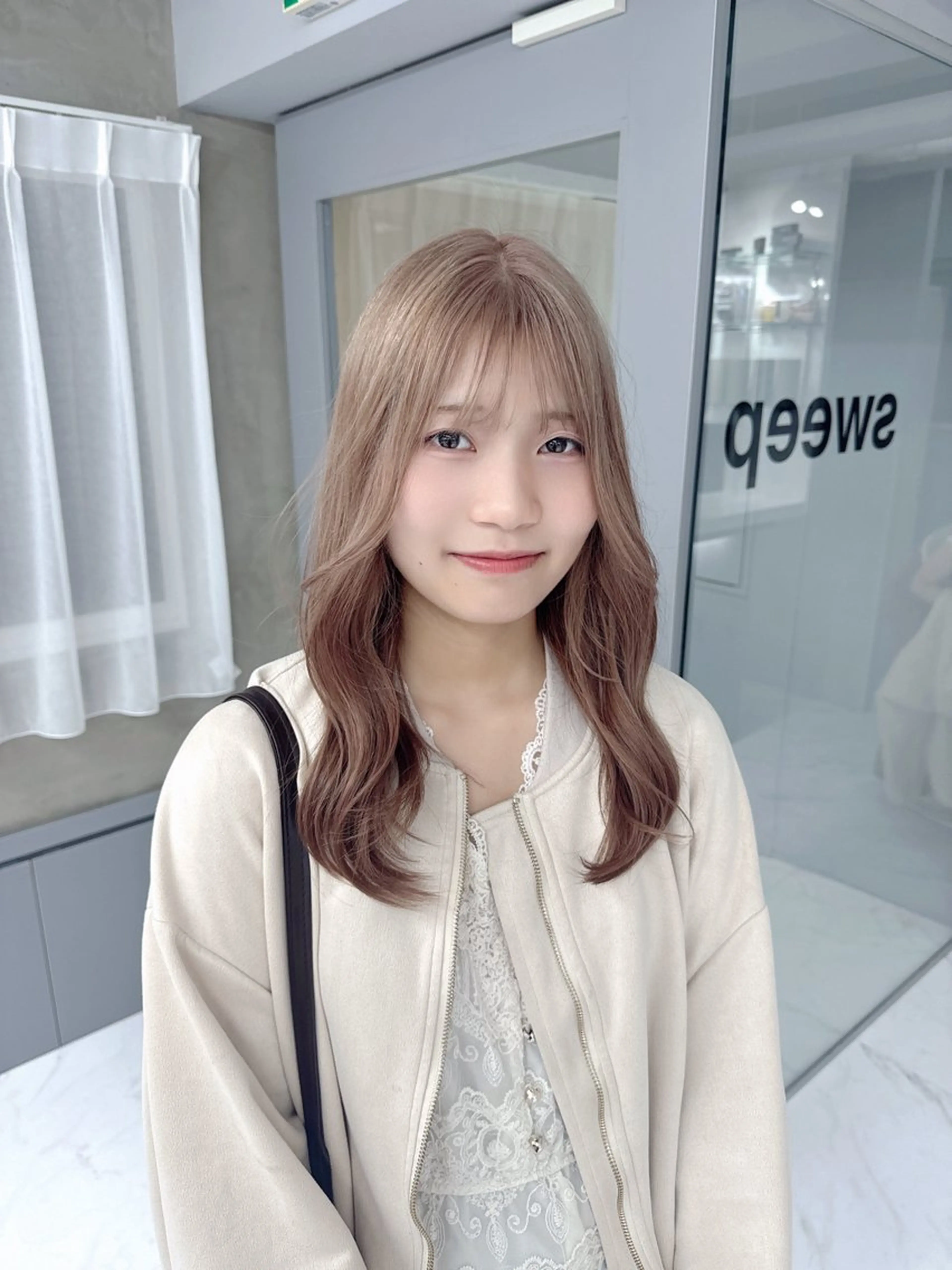 セミロング ヘアカラー トリートメント Mana/ハイトー ン/レイヤー/ウルフのヘアスタイル