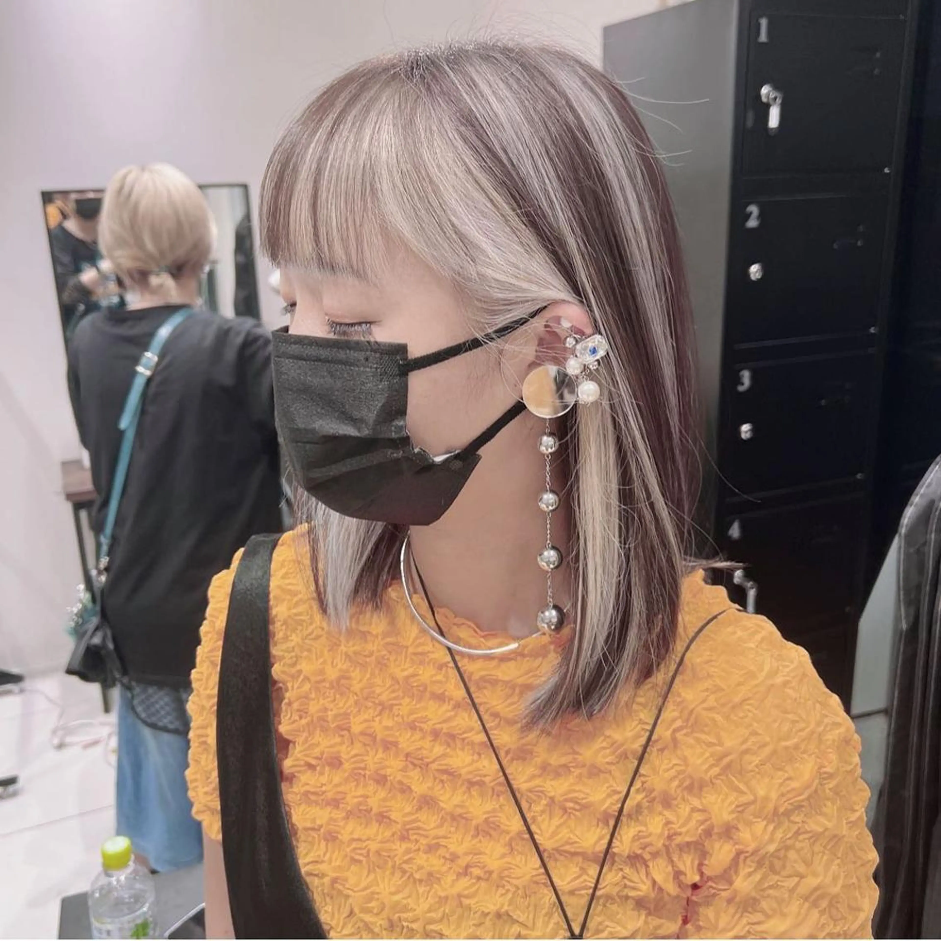 ミディアム カラー ブリーチ ケアブリーチ ハイライトカラー インナーカラー ハイライト ヘアカラー オフホワイトアンドなんば所属・福西 洋斗のヘアスタイル