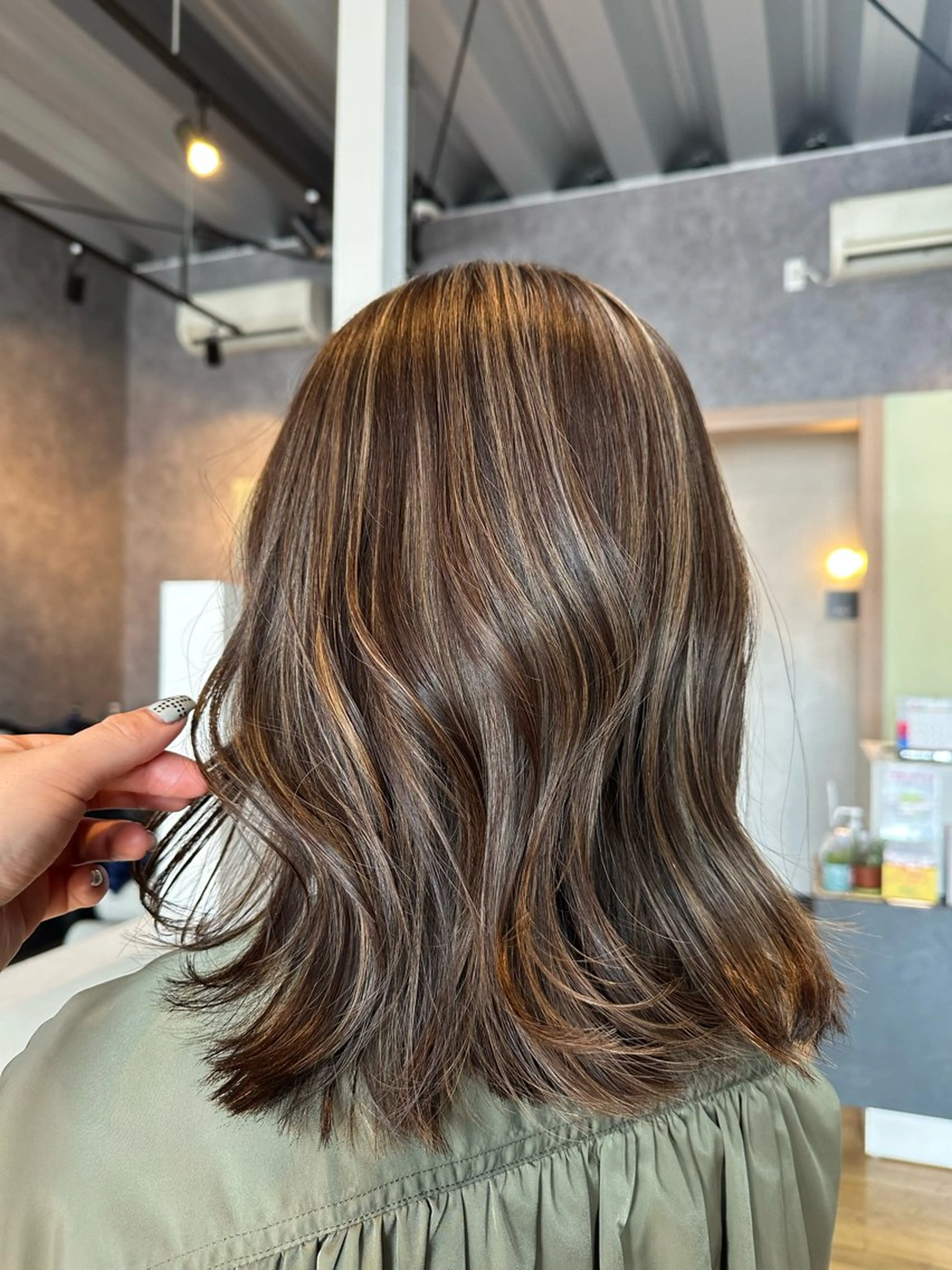 セミロング ハイライト 坂庭 美夢のヘアスタイル