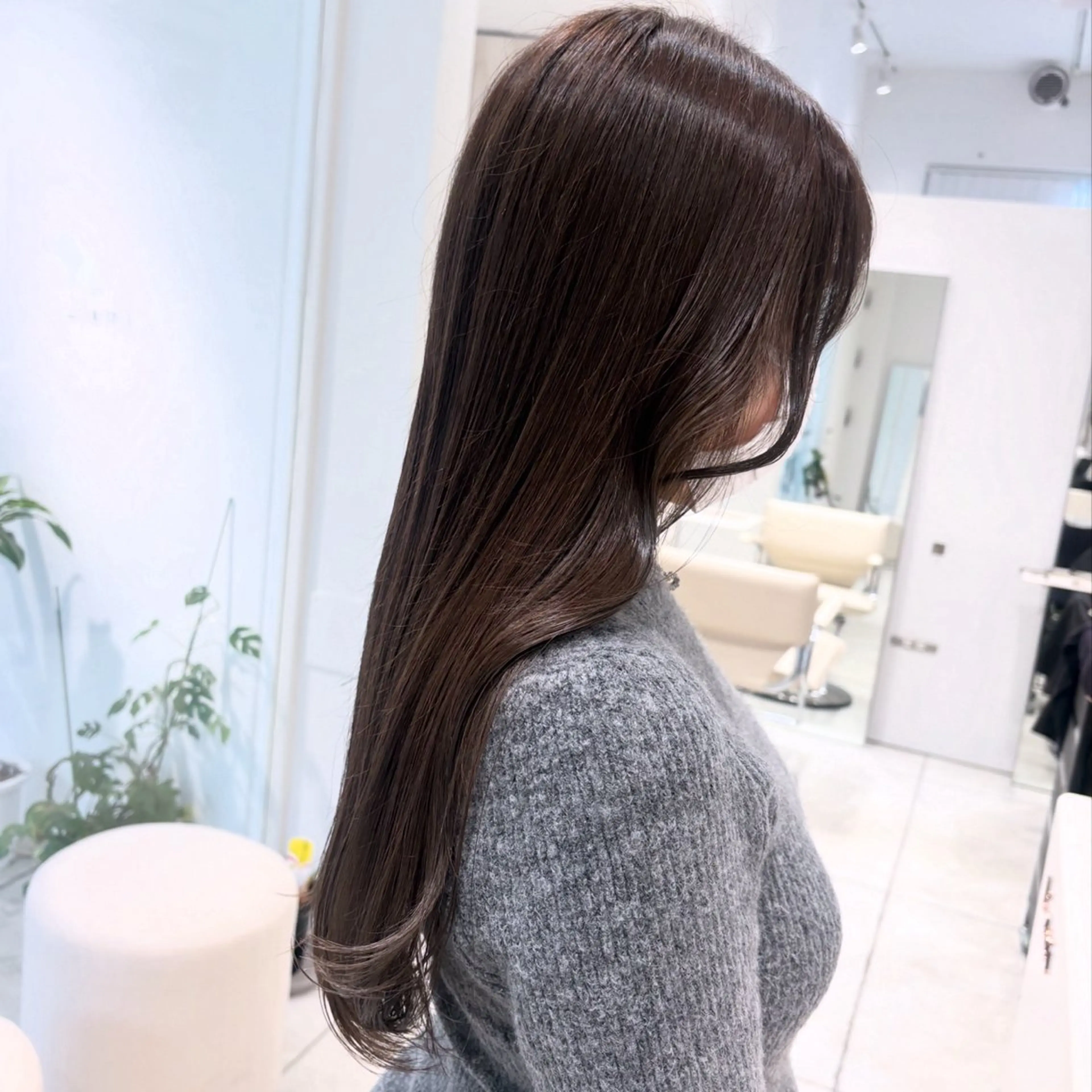 セミロング カラー アッシュ アッシュグレー アッシュグレージュ ベージュカラー ブリーチ カット ヘアカラー トリートメント ヘッドスパ ヘアセット カジュアルを女っぽく 𝗮𝘆𝗮𝗰𝗼のヘアスタイル