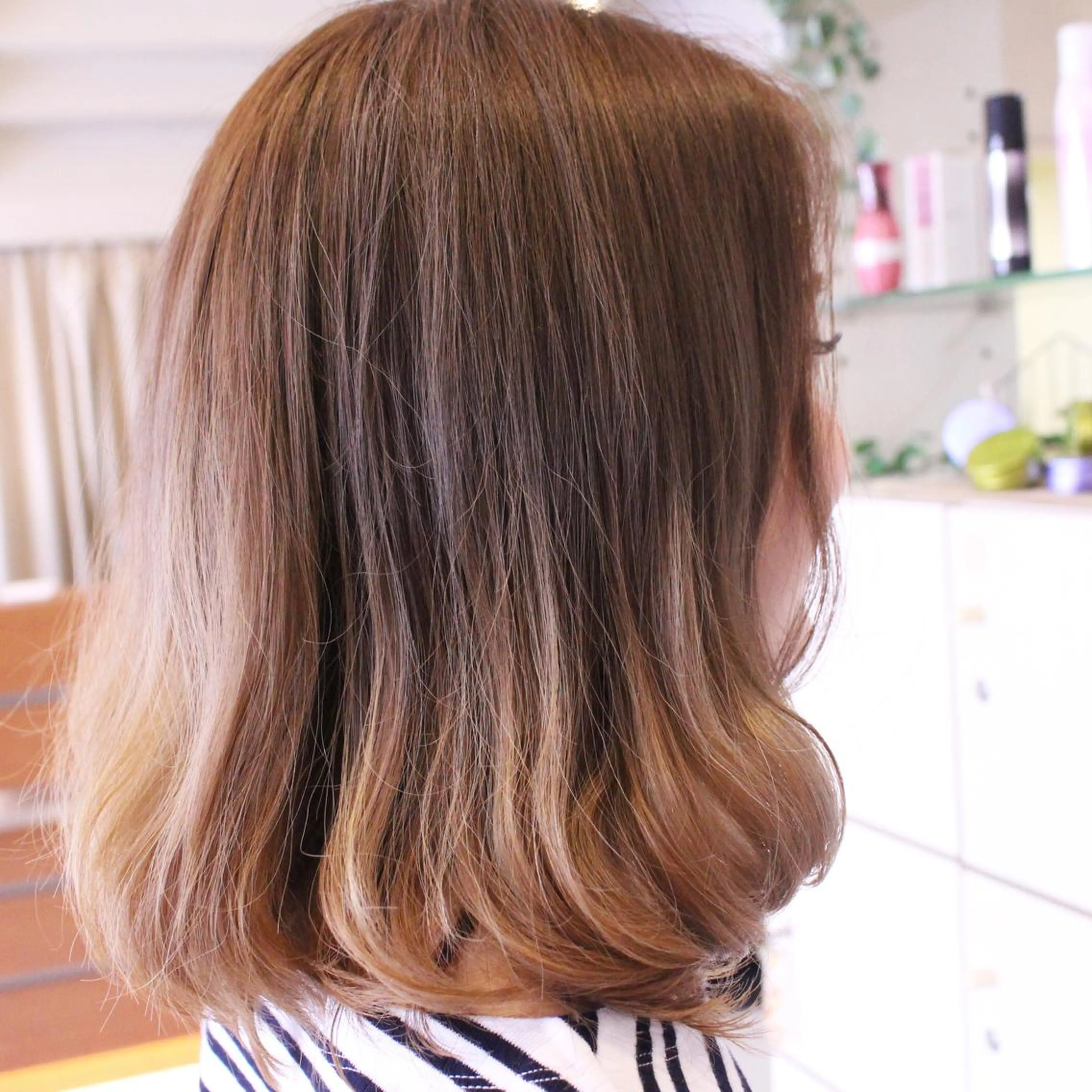 ミディアム カラー ベージュカラー ブリーチ グラデーションカラー ミルクティーベージュ 松本 美香のヘアスタイル