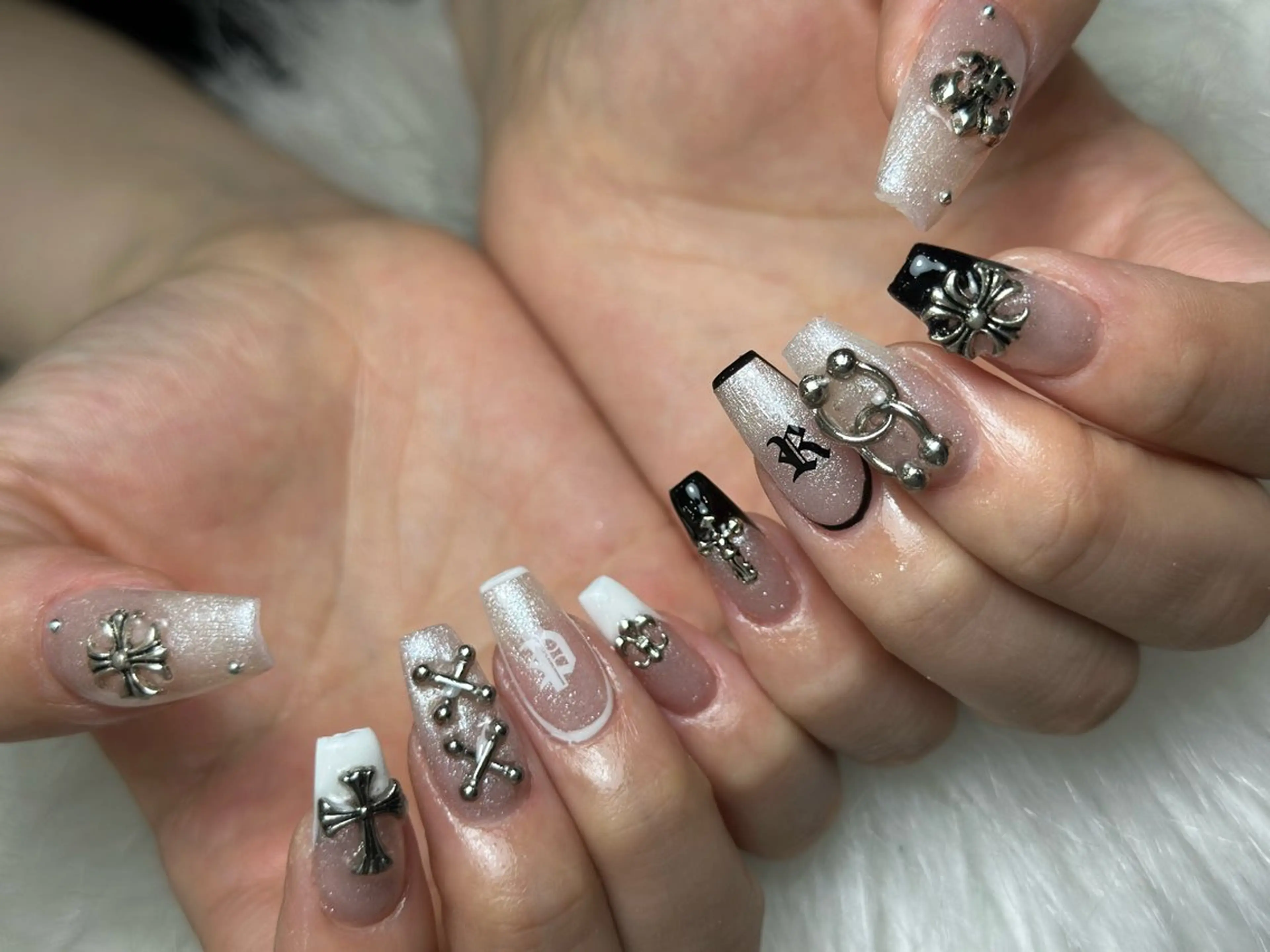ネイル フレンチネイル グラデーション 韓国ネイル マグネットネイル シンプルネイル ハンドネイル CoMo Nail Studio所属・CoMo Nailのネイルデザイン