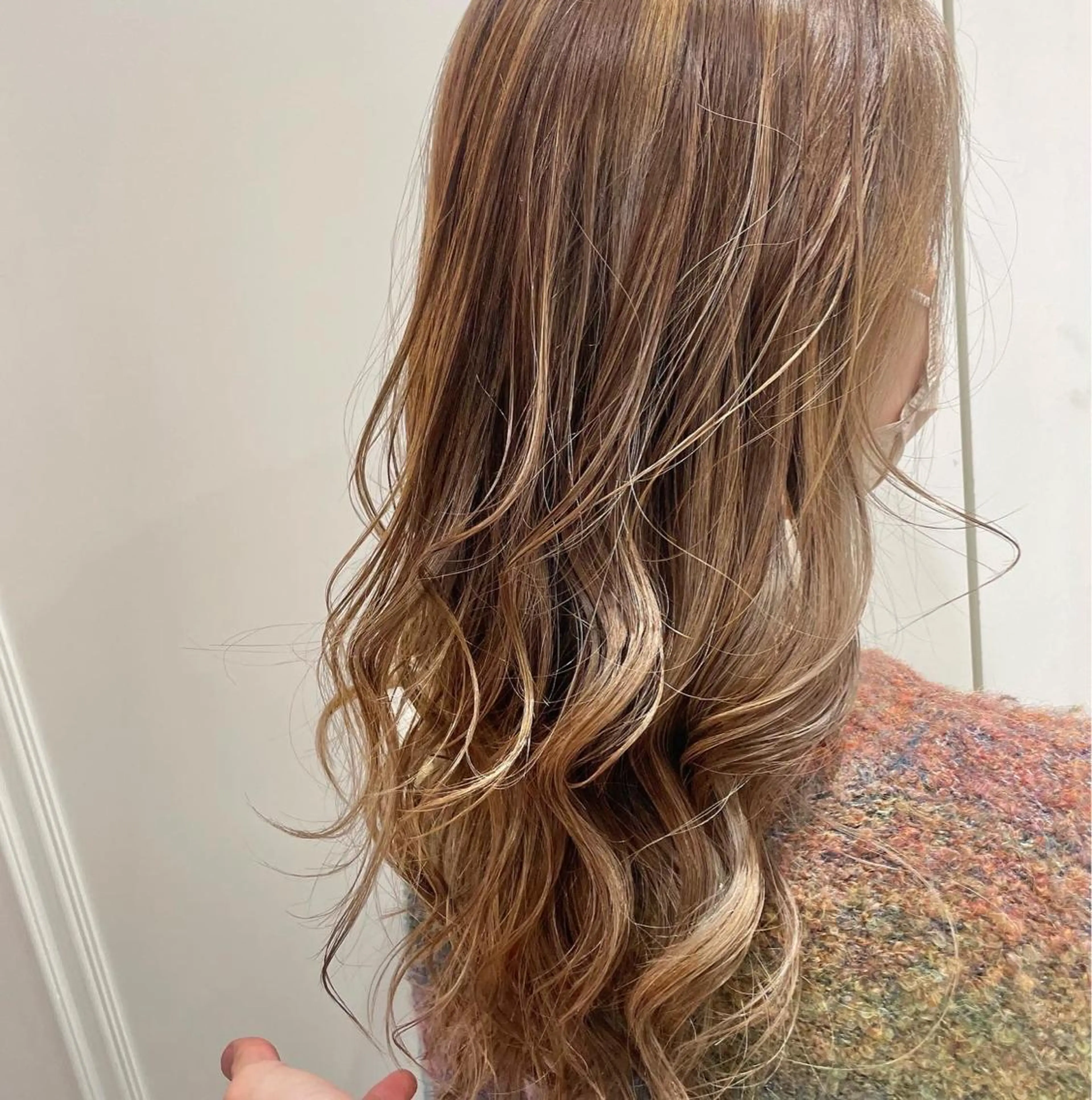 ロング ハイライト コテ巻きパーマ 藤野佑成のヘアスタイル