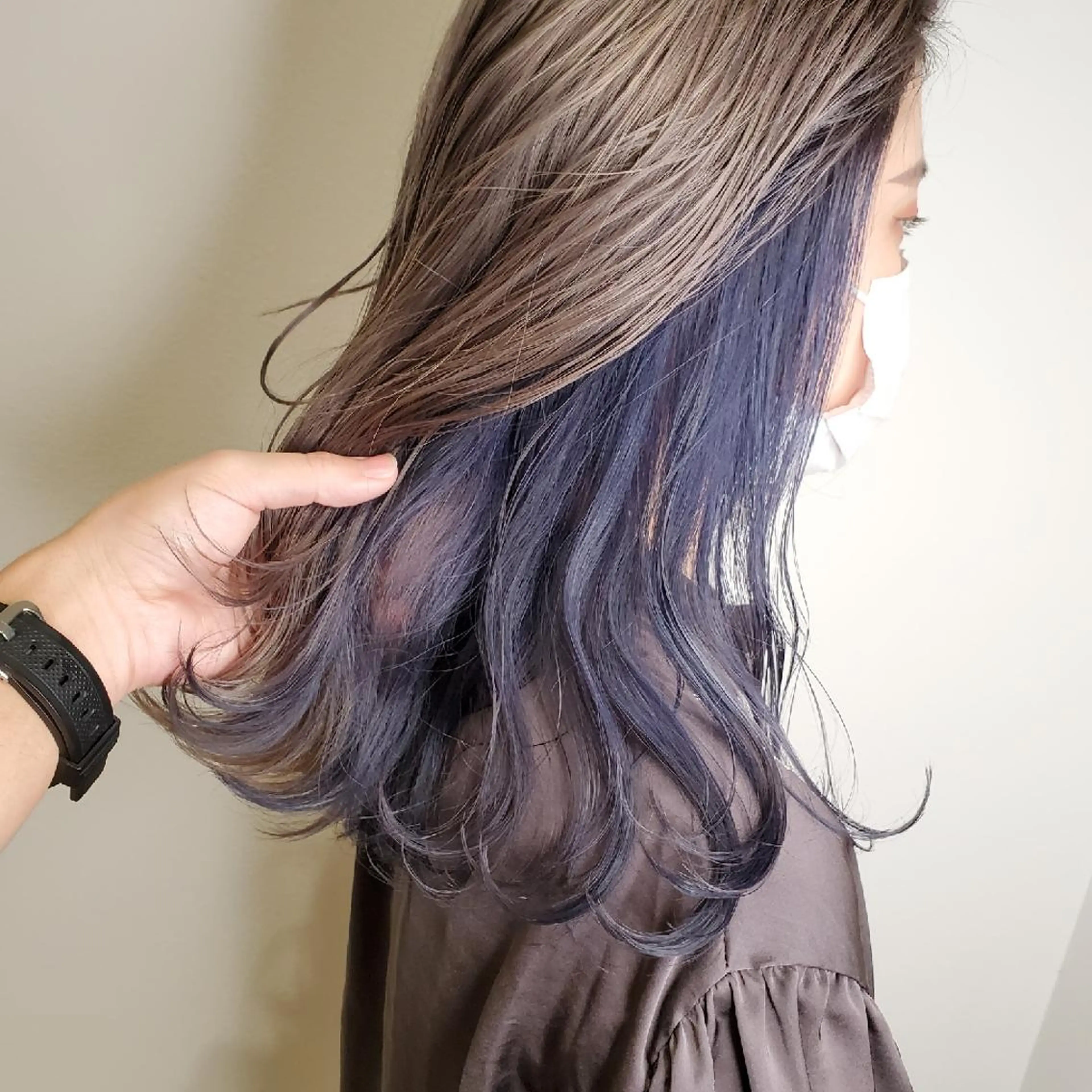 セミロング カラー ブルーカラー イヤリングカラー グレージュ インナーカラー ミルクティーグレージュ レイヤーカット/ ウルフカット/大橋 のヘアスタイル