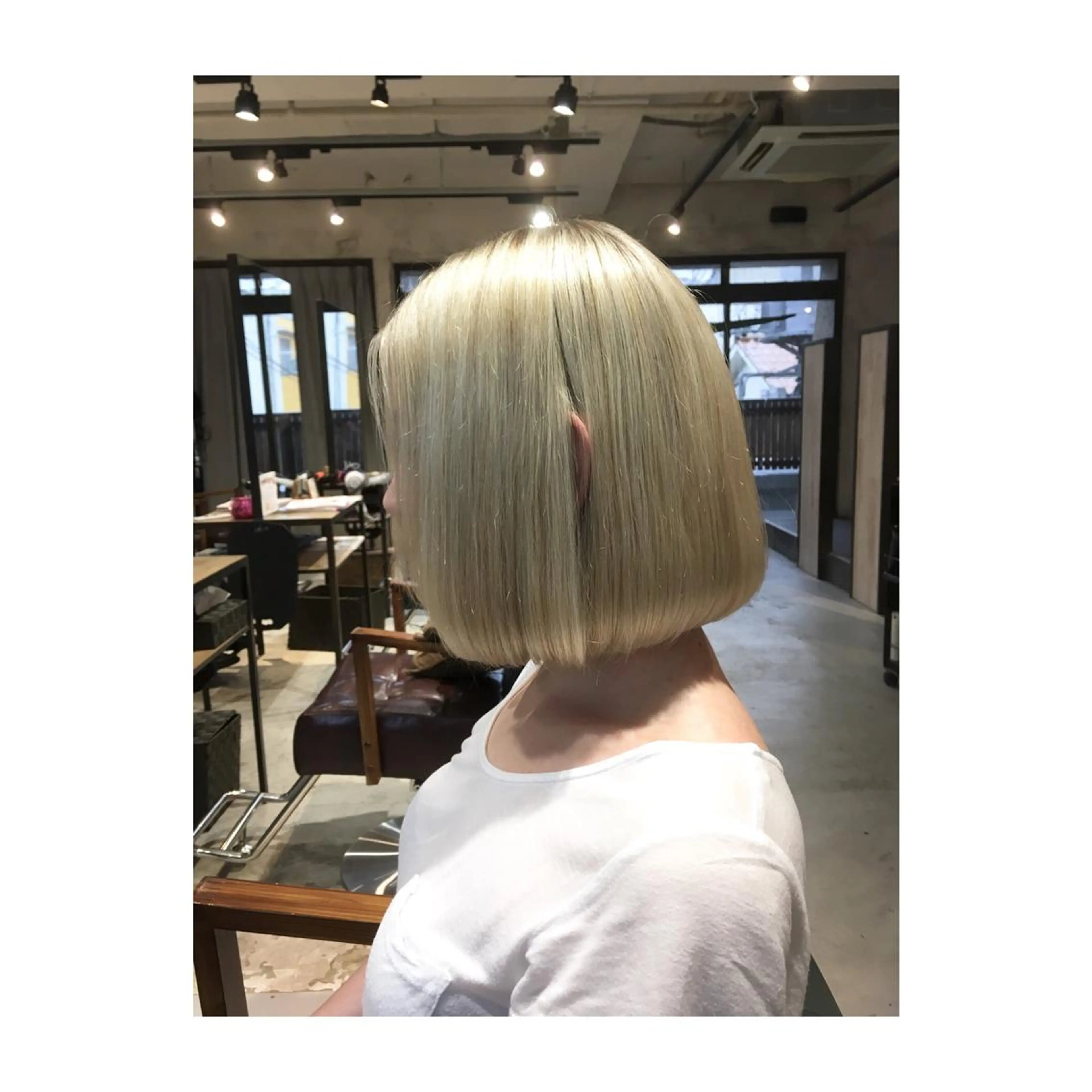 ミディアム カラー アッシュ アッシュブロンド ブロンド アオガミ （前髪顔周りカット）のヘアスタイル