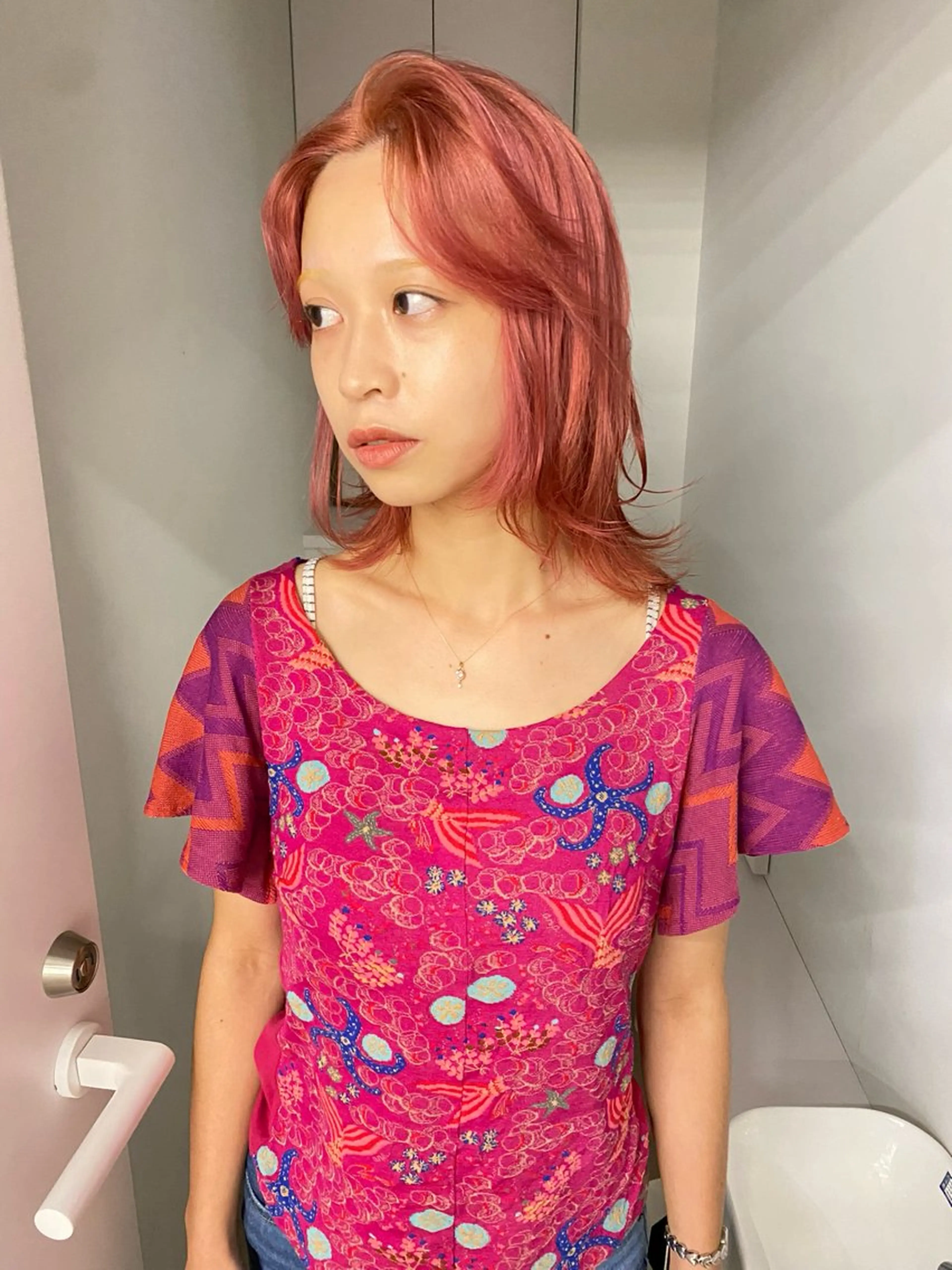 ミディアム ボブ/ハイトーン REINAのヘアスタイル