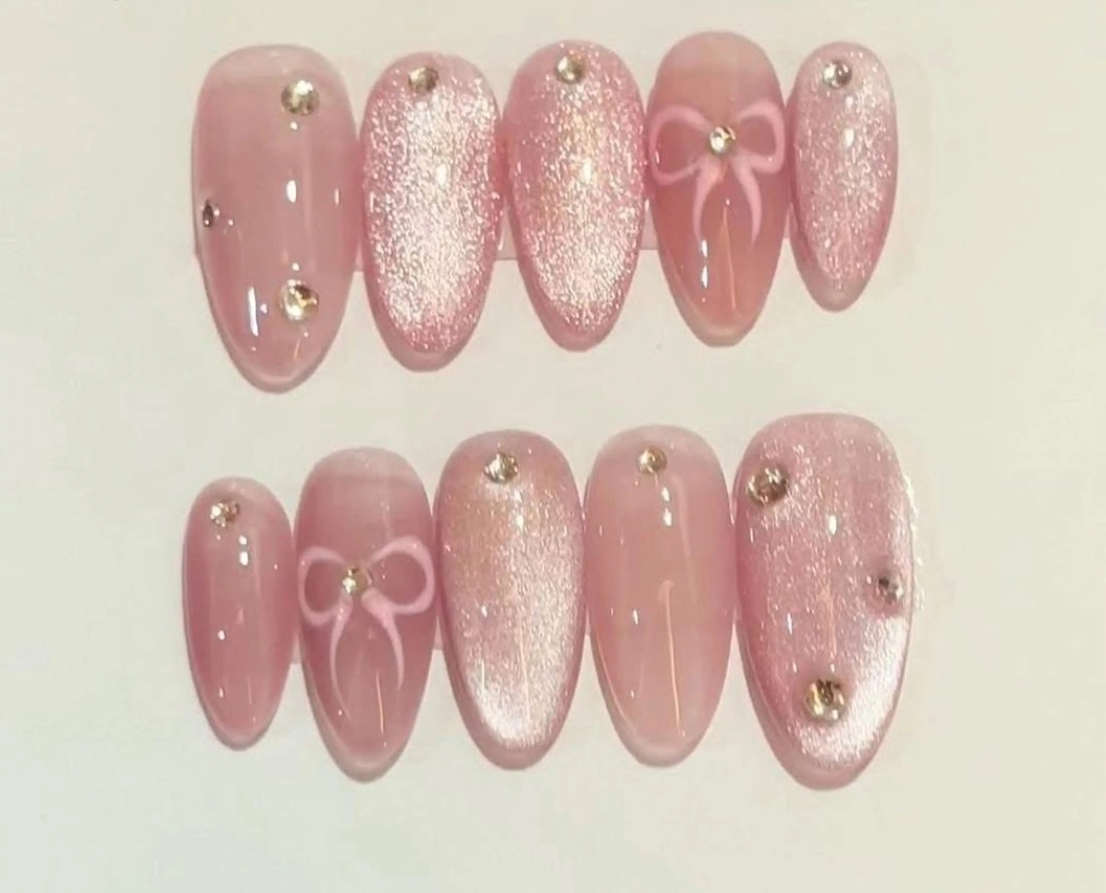 マグネット5本，アトリボン2本，バツ2本の写真