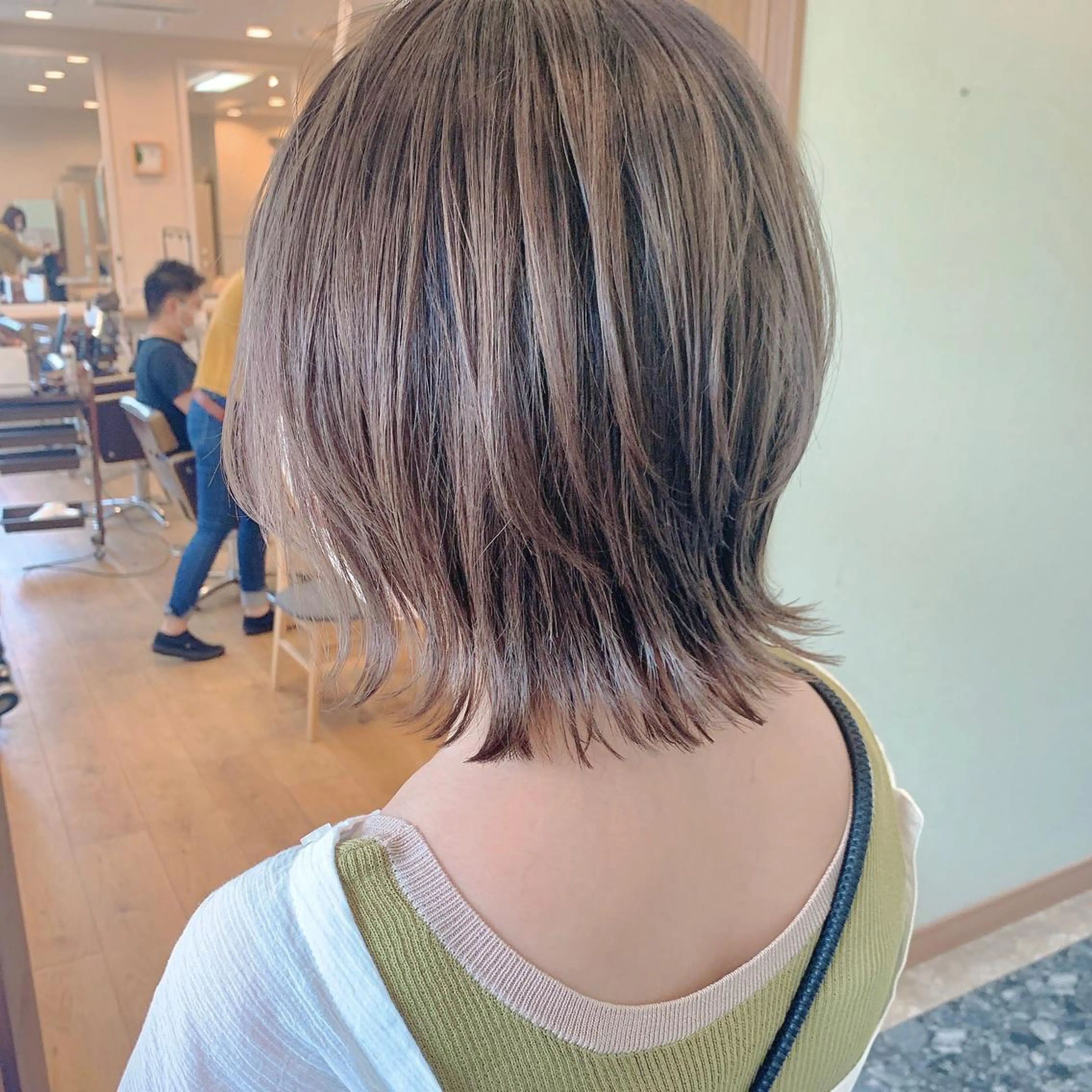 ショート カラー ボブレイヤー アッシュ ベージュカラー ボブ レイヤーカット カット ヘアカラー NUMBER_ ユイナのヘアスタイル