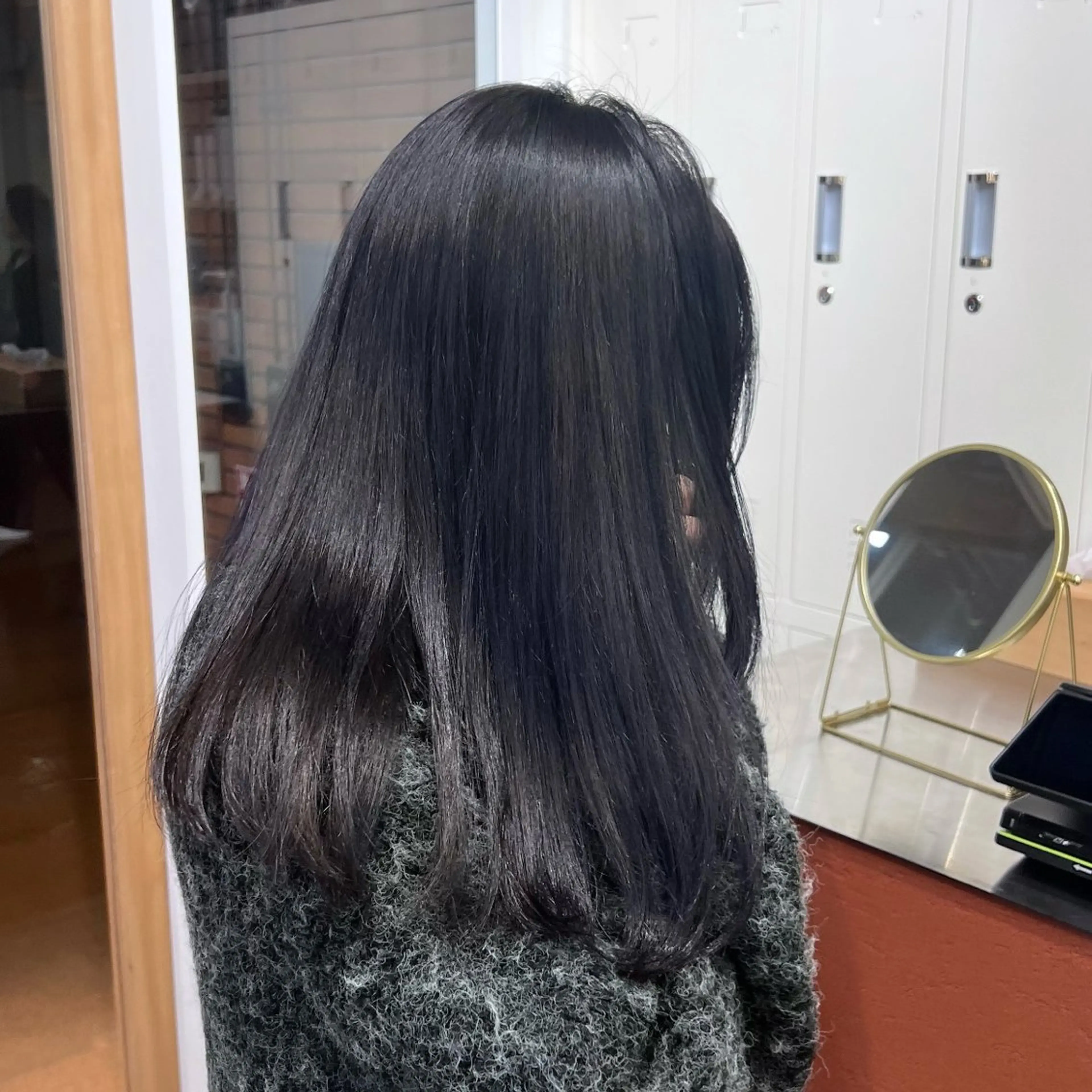 ミディアム カラー パーマ ベージュカラー 黒髪 ブルーカラー ブルーブラック ブラウンカラー ブリーチなし/ ベージュ/akiraのヘアスタイル