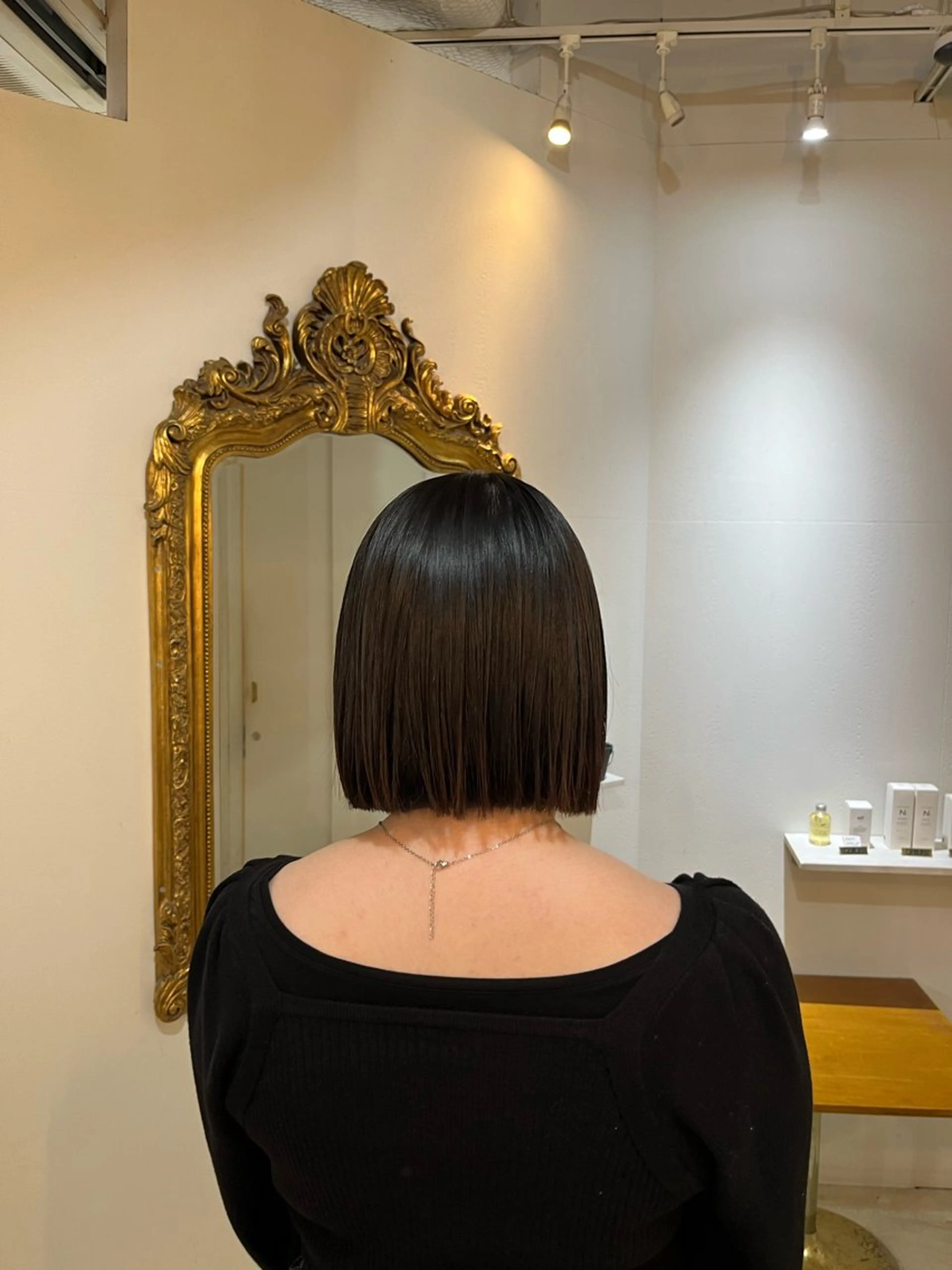 ショート 切りっぱなしボブ ボブ 🩶ハイトーン🖤 URARAのヘアスタイル