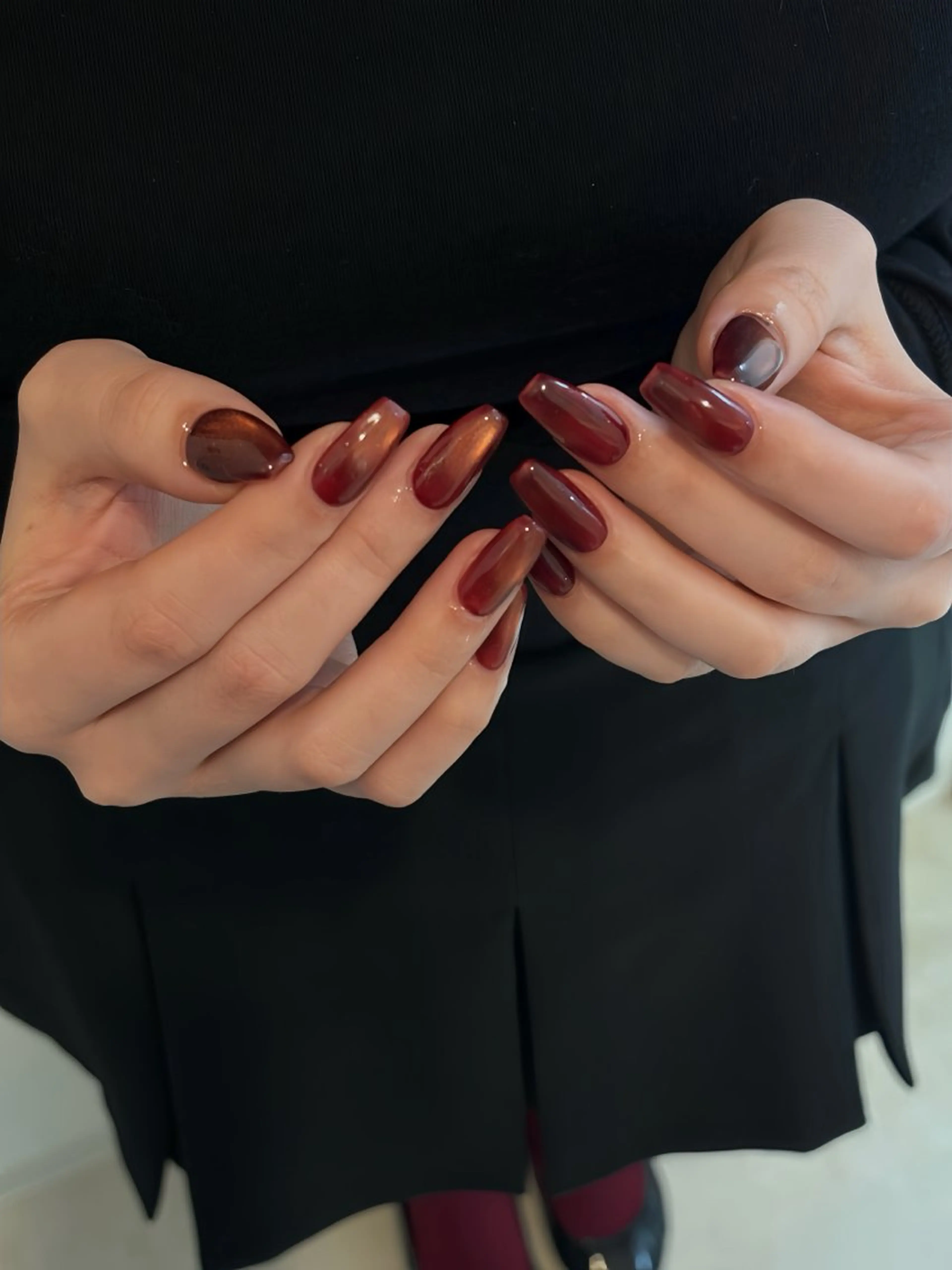 ネイル ボルドー ゴールド マグネットネイル マグネットワンカラー ワンカラーネイル ハンドネイル filonnail Juna💍のネイルデザイン