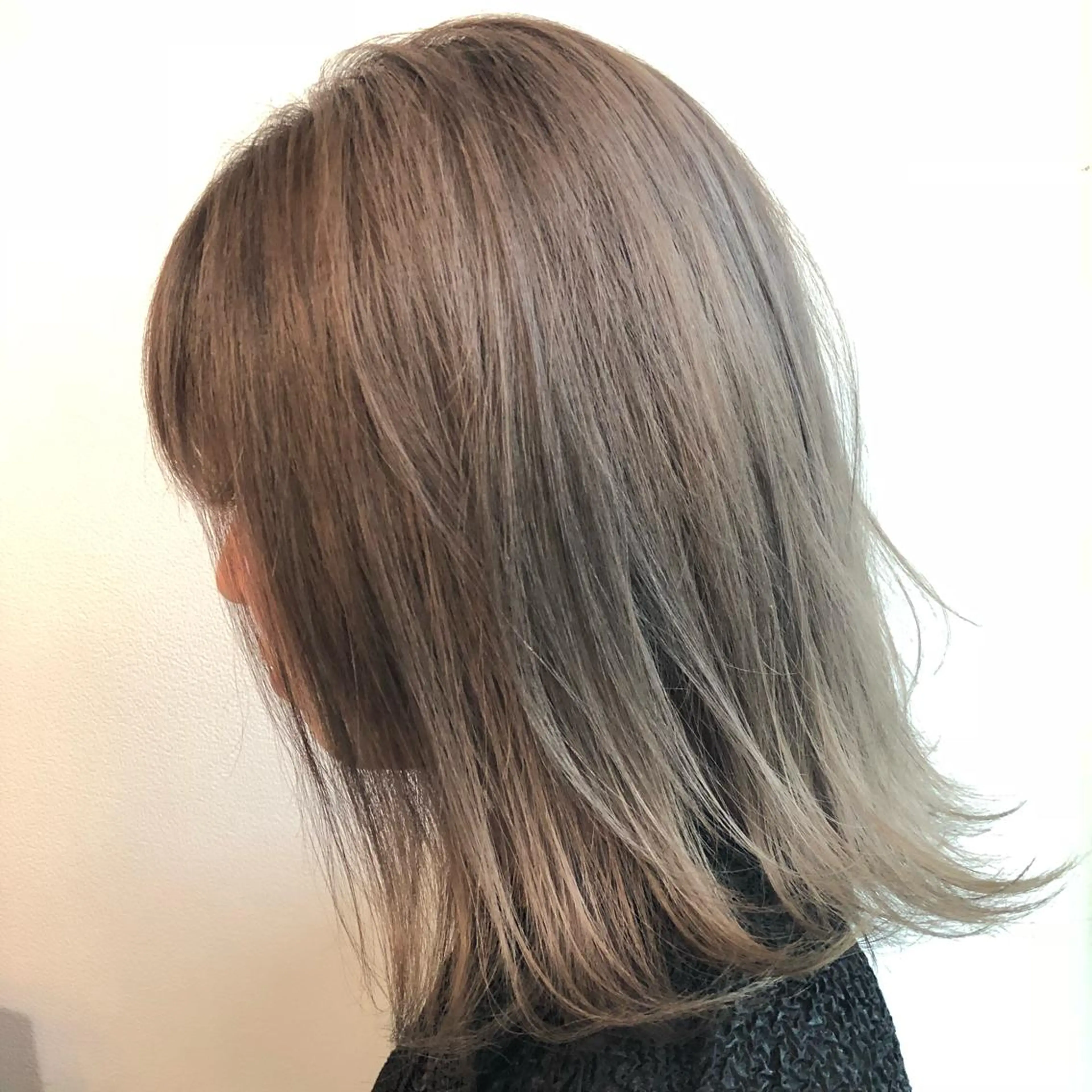 ミディアム カット ヘアカラー トリートメント ＨＩ ROのヘアスタイル