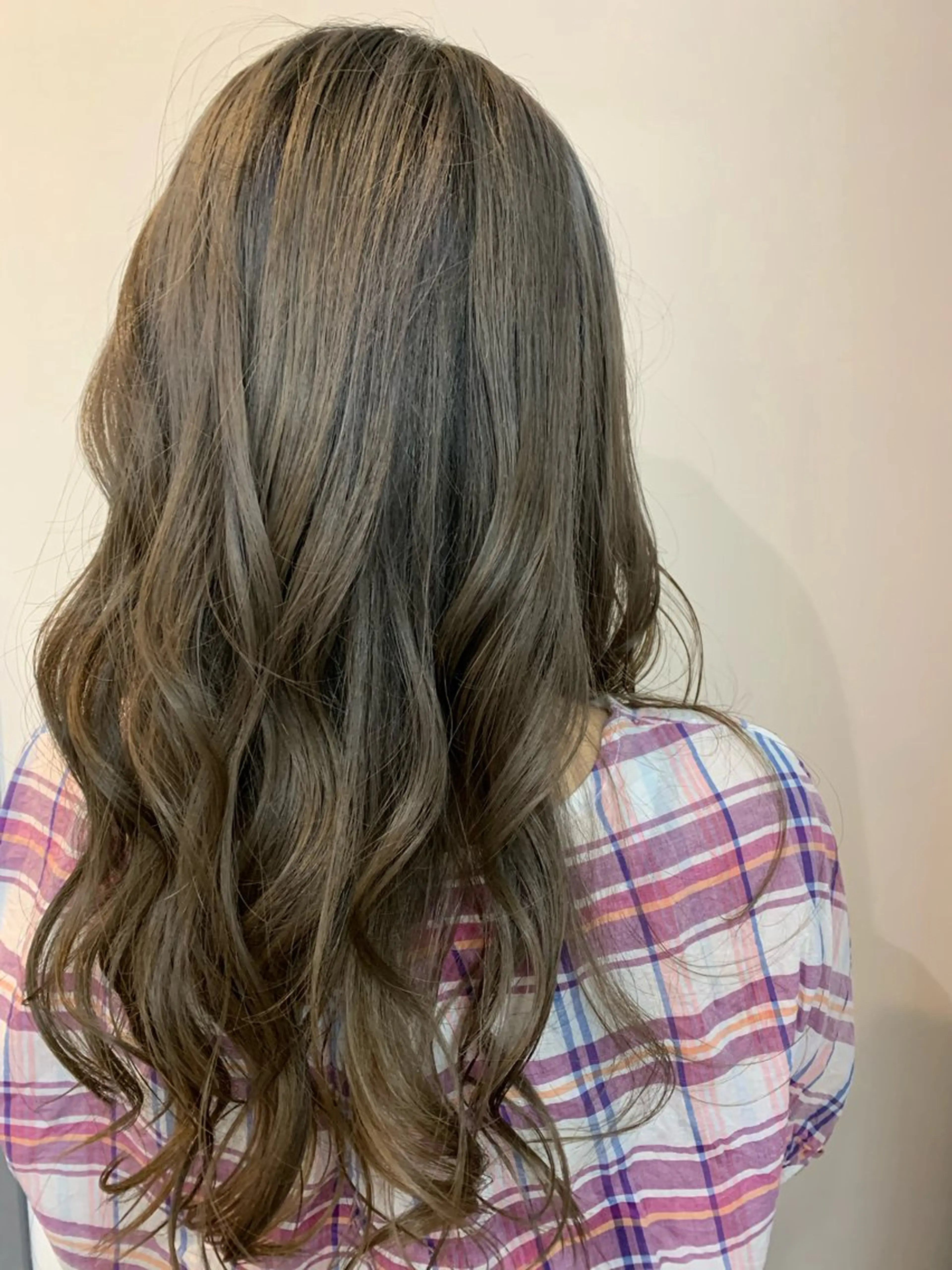 「なんか毛先にいくほど黄色くキンキンなんやけど？そろそろ染めるか」カラー⭐︎トリートメント付き※ロング料金ありの写真