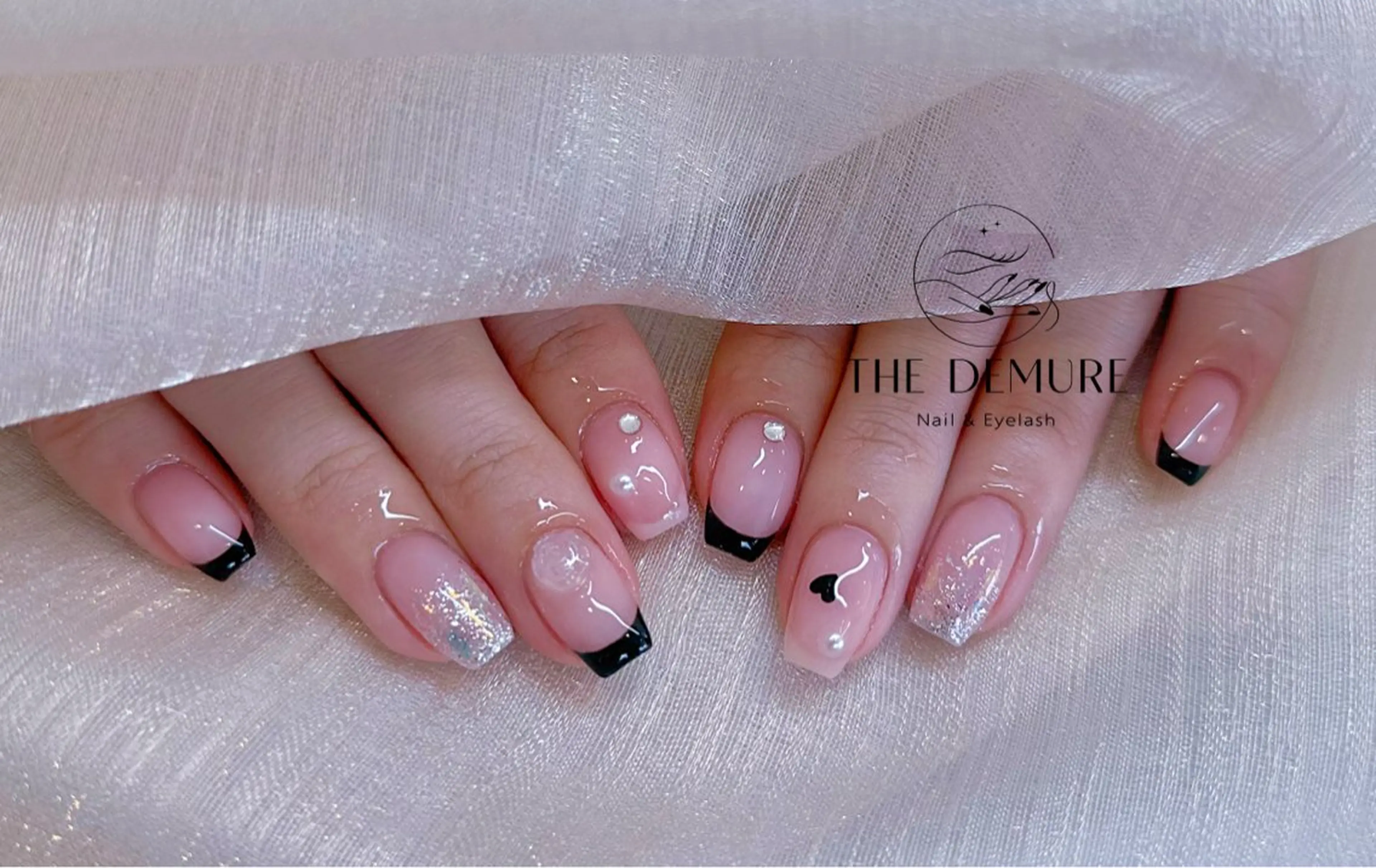 ネイル アートネイル キラキラネイル 韓国ネイル 水色 ロングネイル ハンドネイル ハンドケア NailDemure 【銀座店】のネイルデザイン