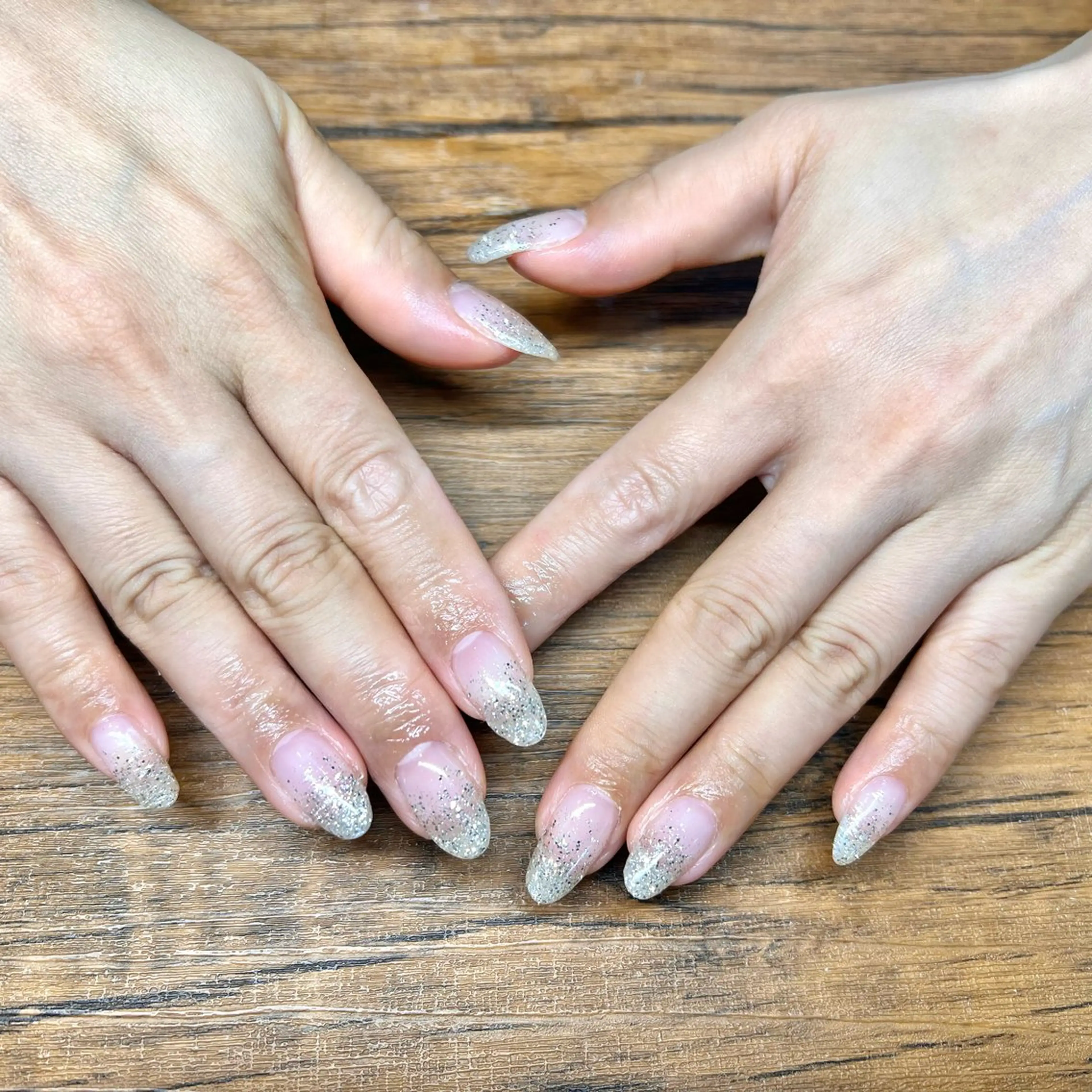 ネイル グラデーション シルバー ネイルサロンエーナイン琴似店所属・鈴木 彩友のネイルデザイン