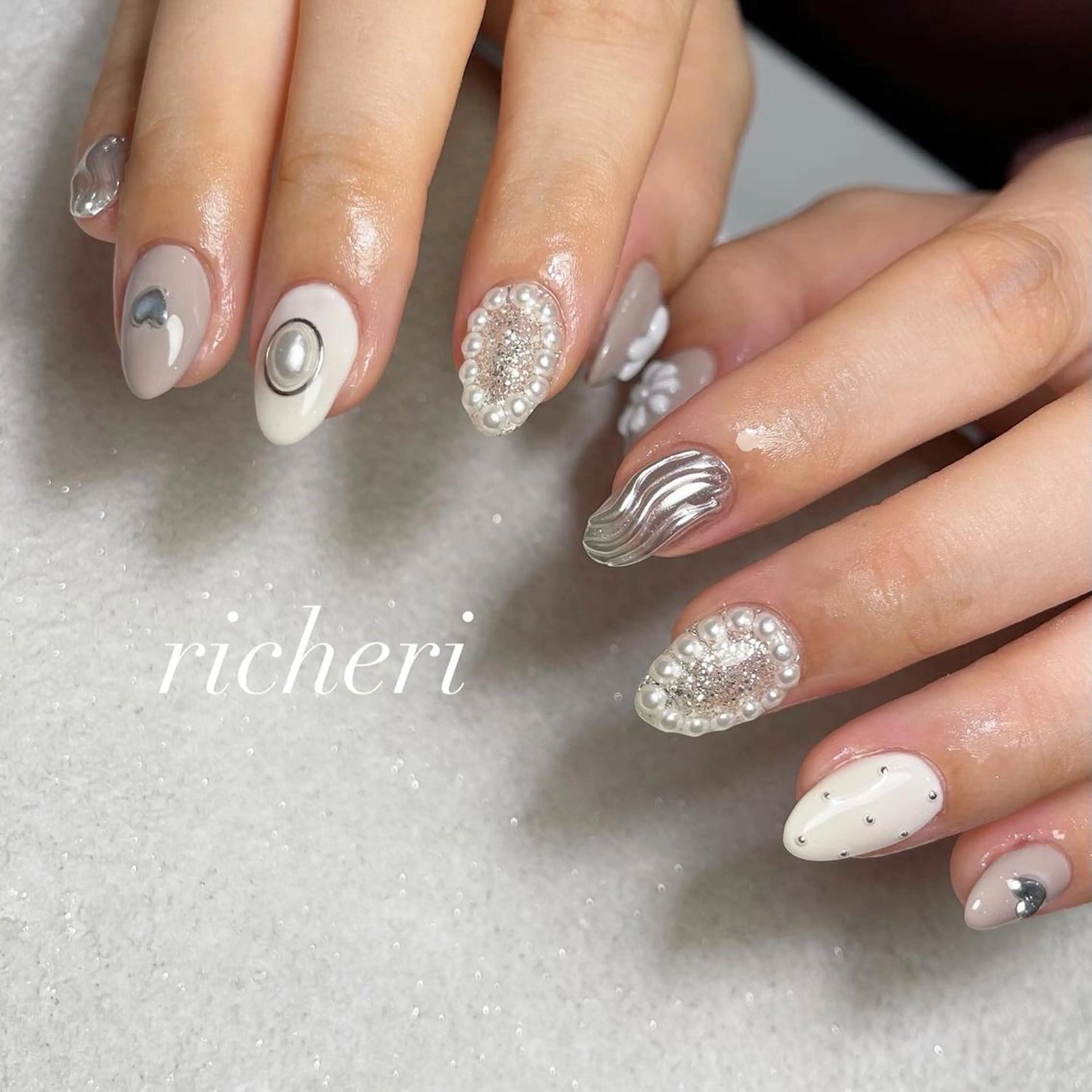 ミディアム ネイル 韓国風ヘア アートネイル フレンチネイル ジェルネイル ガラスフレンチ richeri beautyのエステ・リラクイメージ
