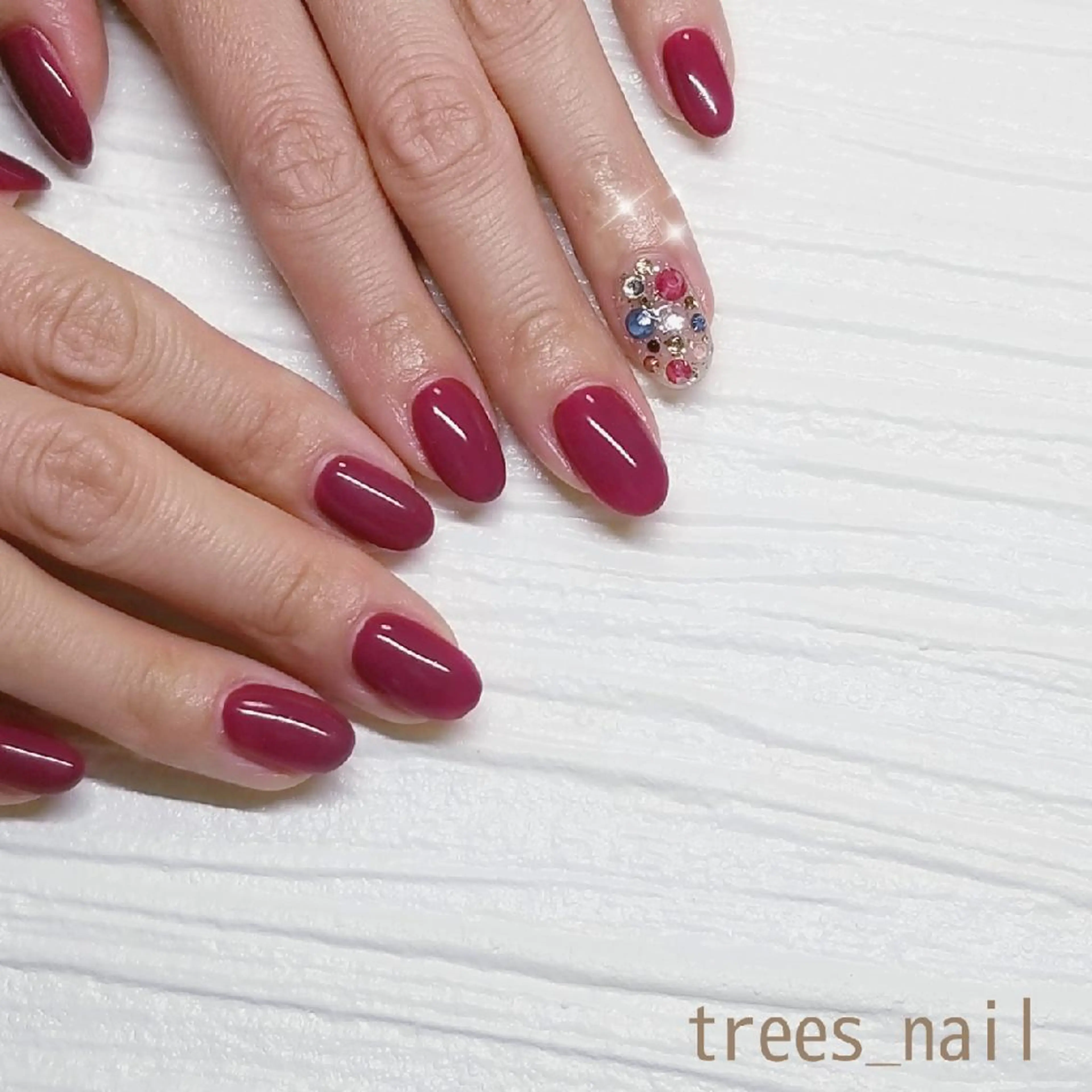 ネイル ボルドー キラキラネイル ワンカラーネイル パープル 冬ネイル trees_ nailのネイルデザイン