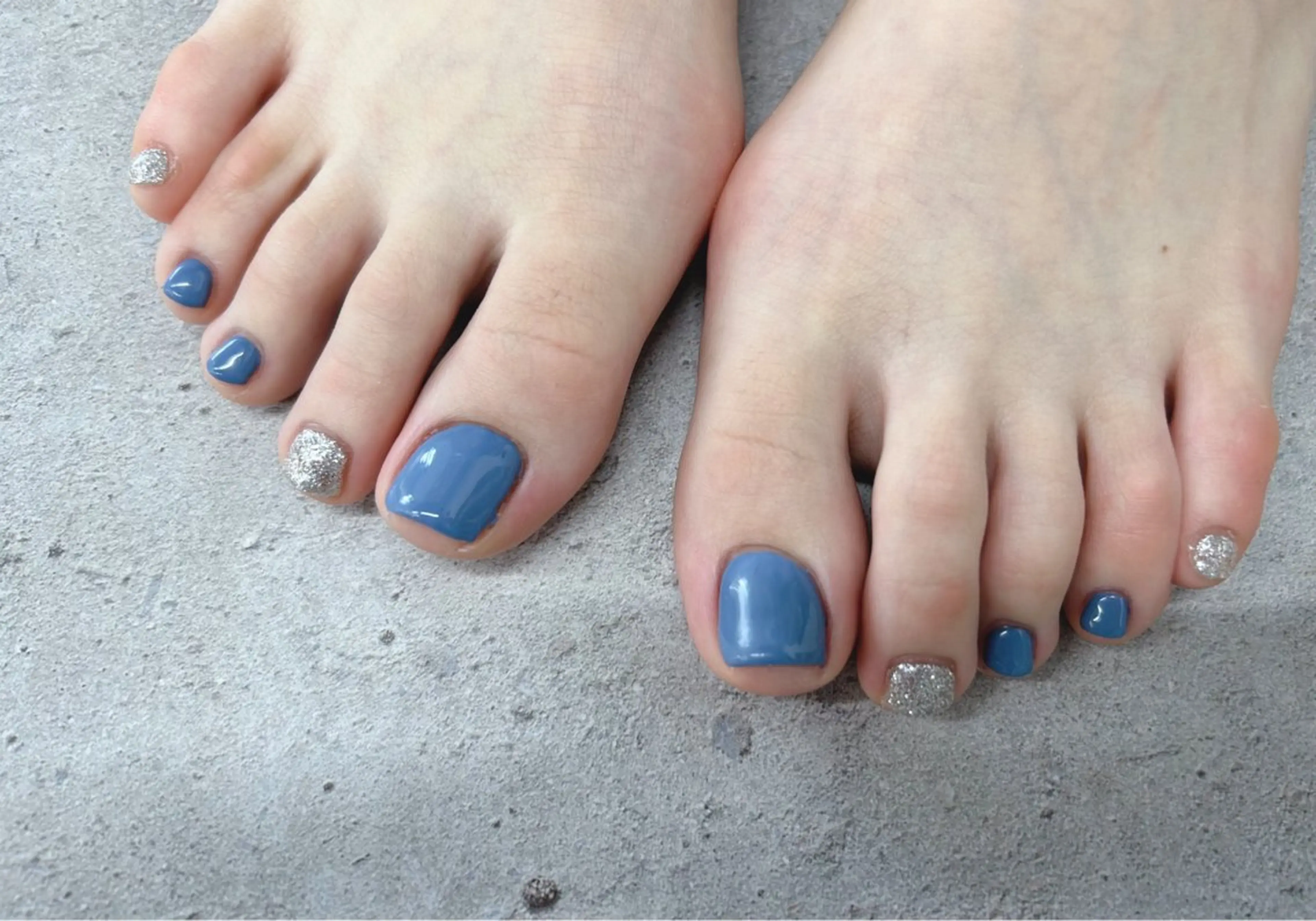 ネイル ブルー ラメ(グリッター) シルバー フットネイル Nail Salon agré所属・agré ネイルサロン　アグレのネイルデザイン