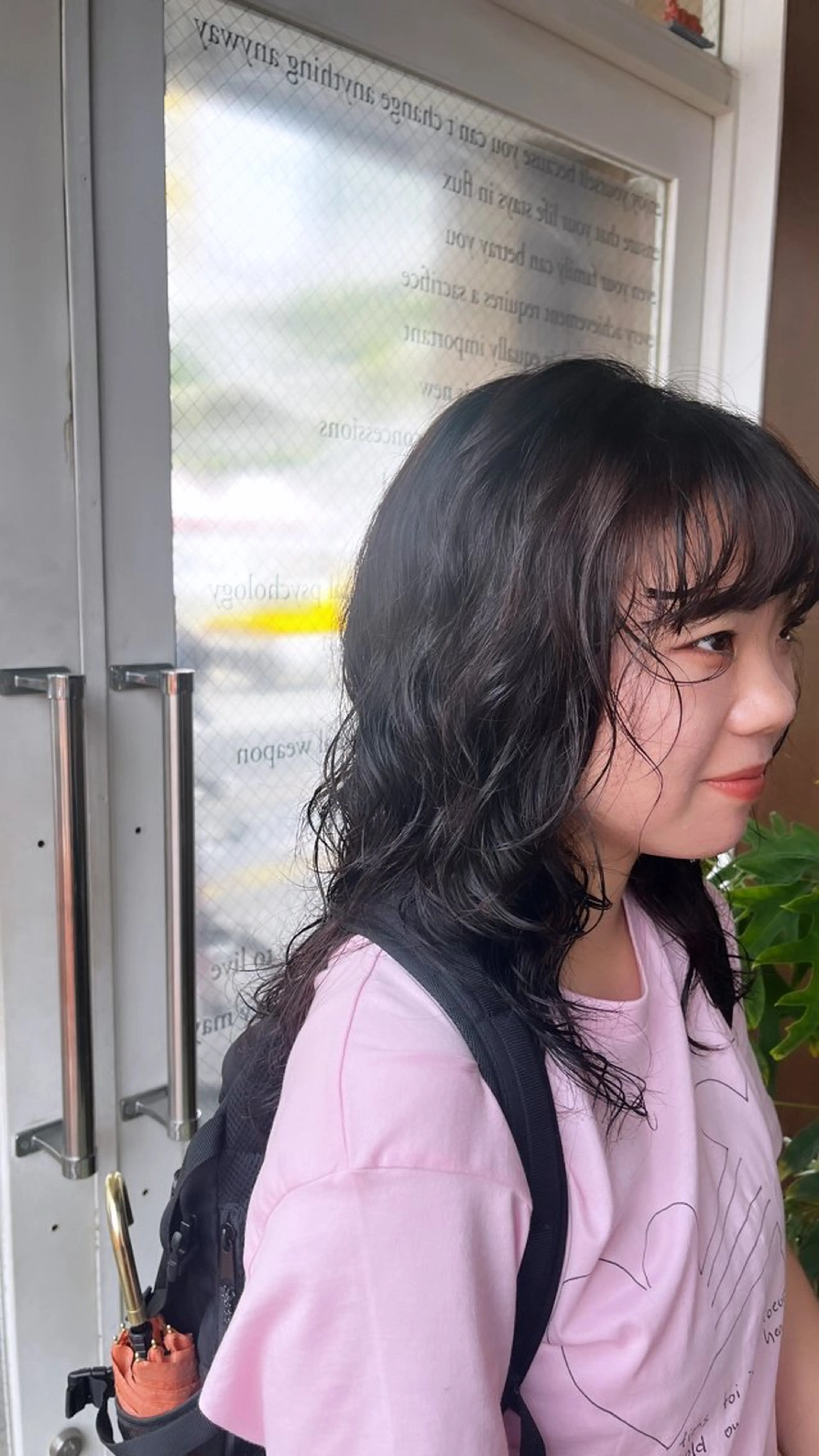 ミディアム ミディアムパーマ レイヤーカット カット パーマ まみ/暖色カラー /デザインカラーのヘアスタイル