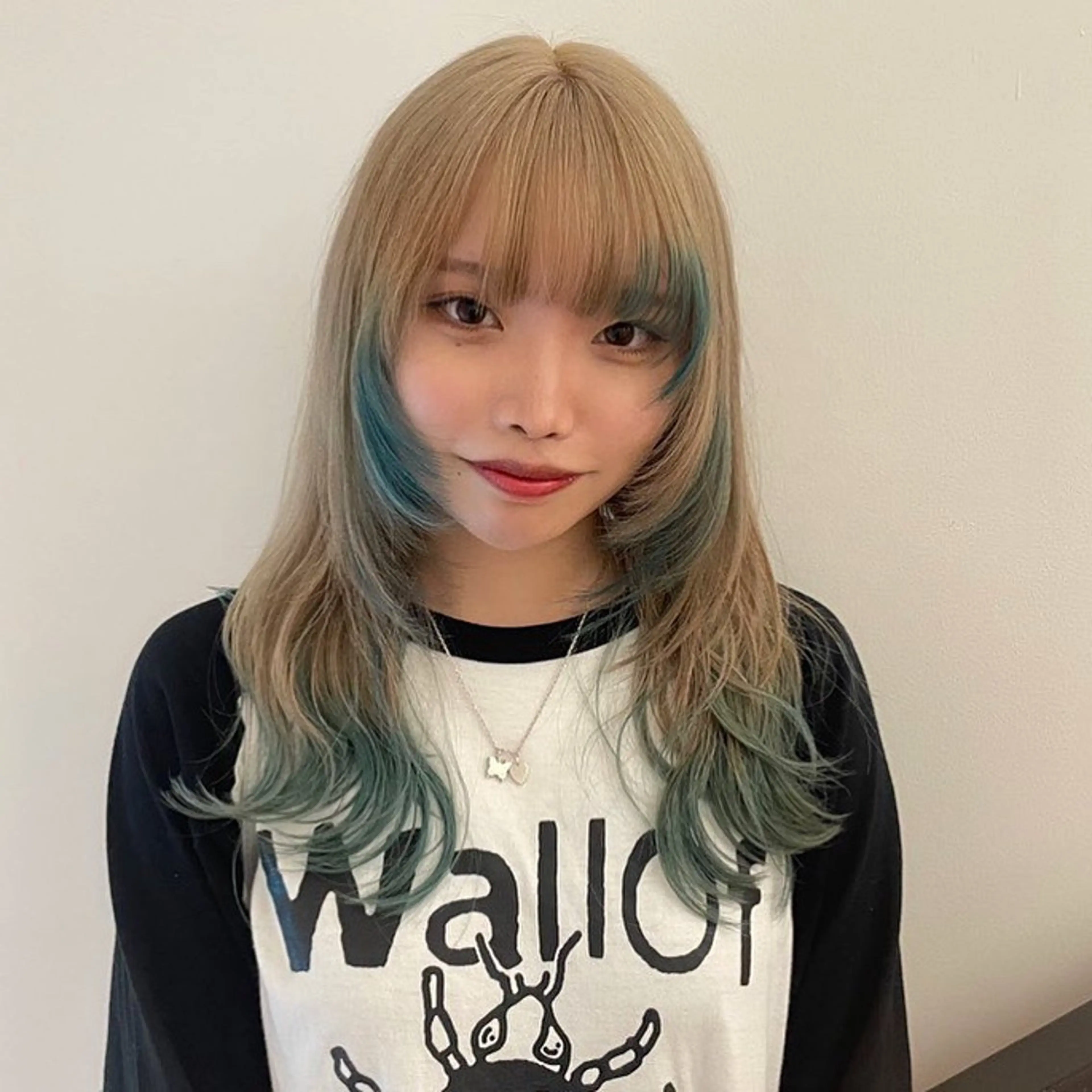 セミロング カラー ヘアカラー 🌟暖色系ハイトーン 🌟AIのヘアスタイル