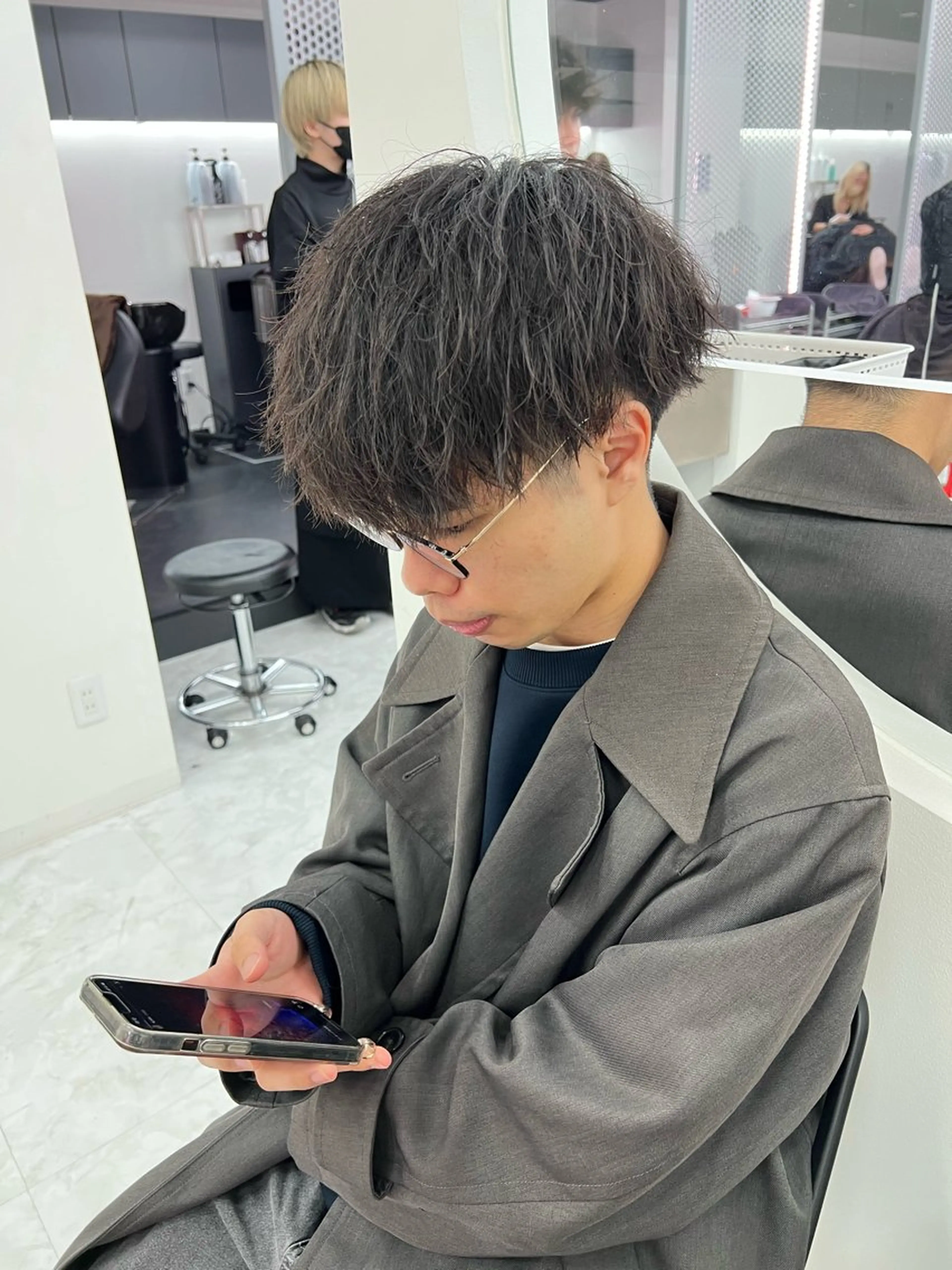 ミディアム パーマ メンズ ミディアムパーマ センターパート メンズ韓国風 韓国マッシュ マッシュウルフ カット ヘアカラー トリートメント ヘッドスパ ヘアセット トレンド/レイヤー うる艶🪞CANDYのヘアスタイル