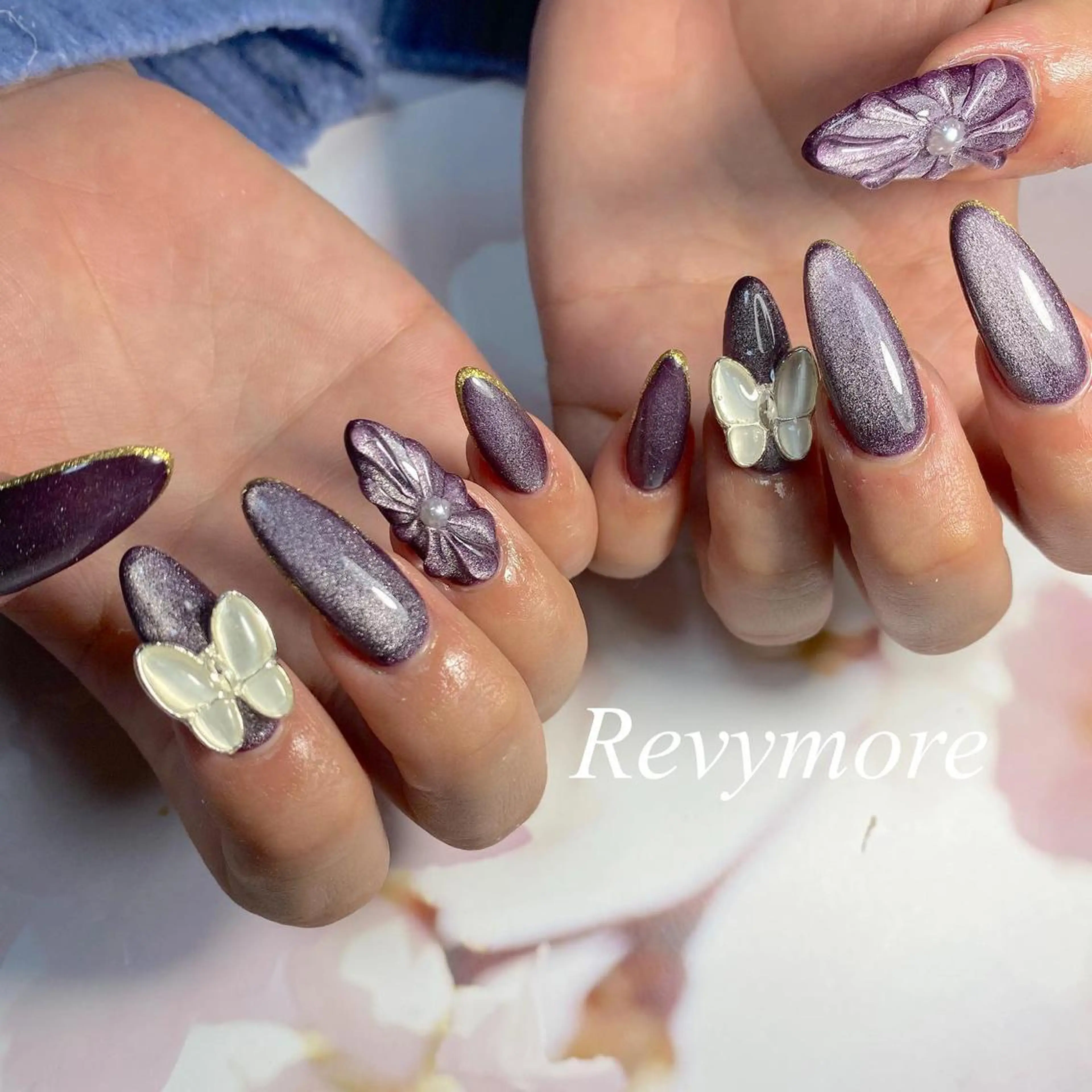セミロング ネイル パープルカラー 卒業式のヘアスタイル フラワーネイル ジェルネイル 卒業式 nail salon Revymore所属・nail salon Revymoreのネイルデザイン