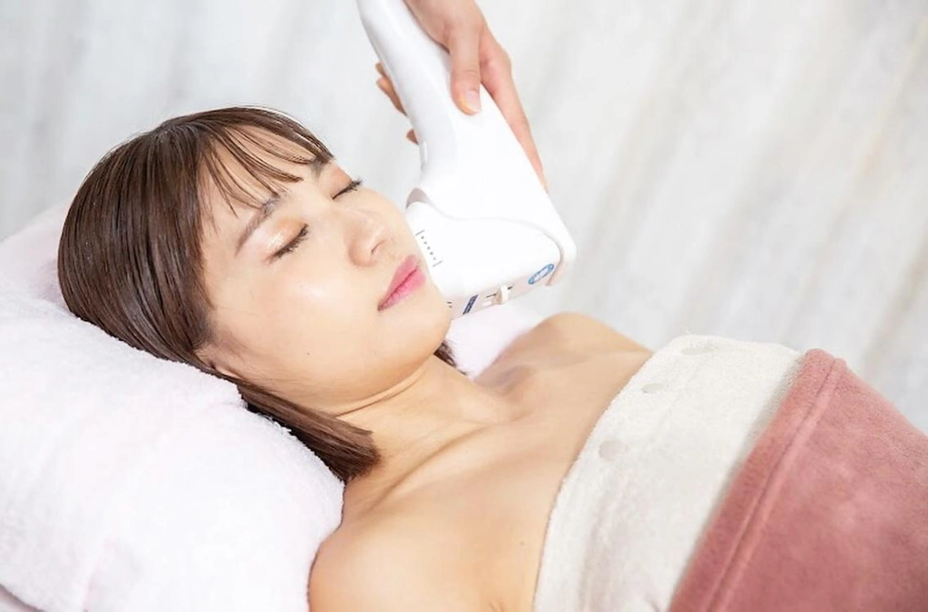 ショート カラー パーマ ヘアアレンジ メンズ キッズ ネイル マツエク・マツパ アイブロウ 学生（メンズ向け） 眉毛ワックス脱毛 学生 小顔カット Chloe-クロエ- 脱毛/フェイシャルのエステ・リラクイメージ