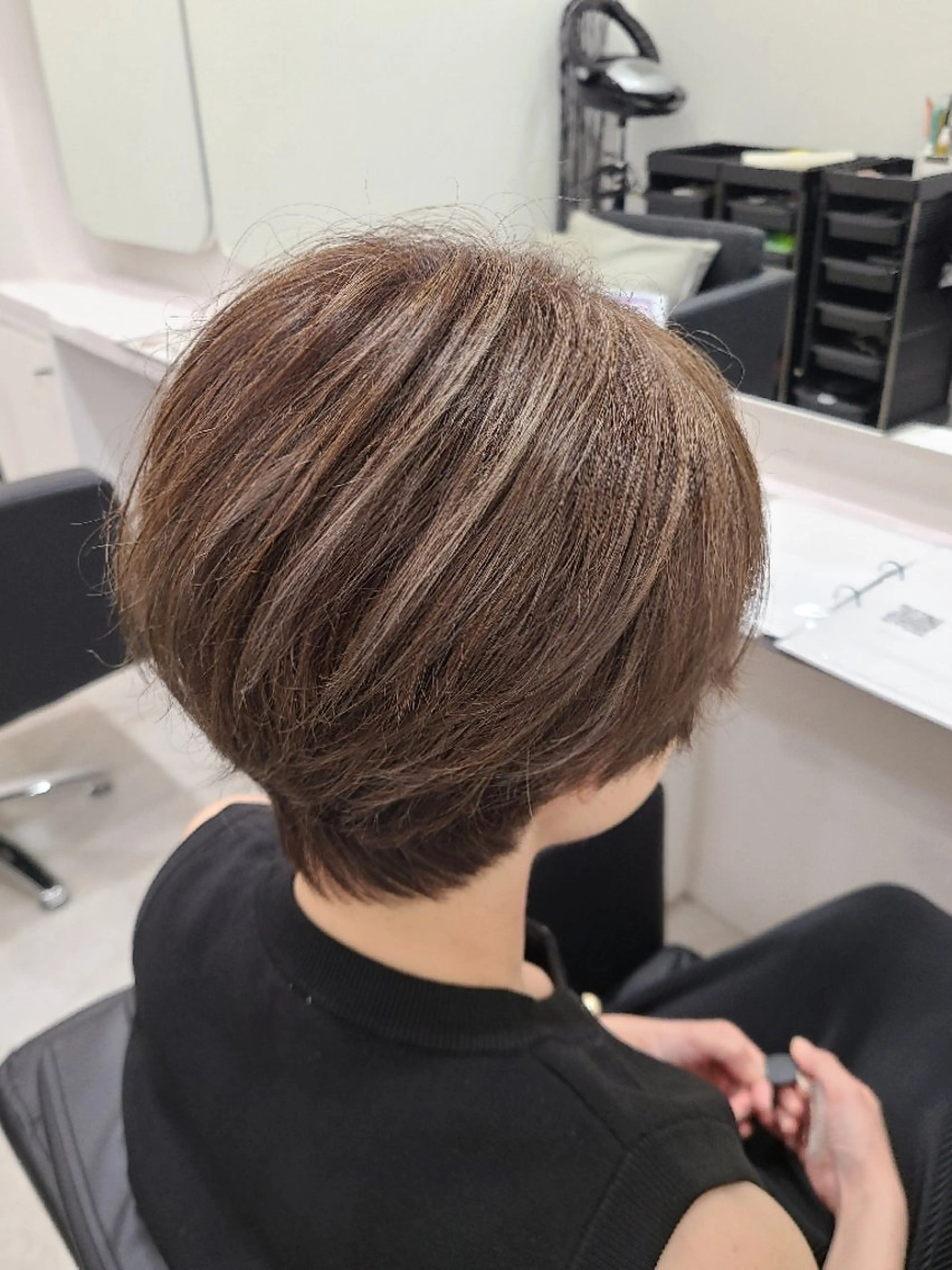 ショート カラー ハイライトカラー くびれヘア ハイライト ショートヘア カット ヘアカラー 桐島 令奈のヘアスタイル