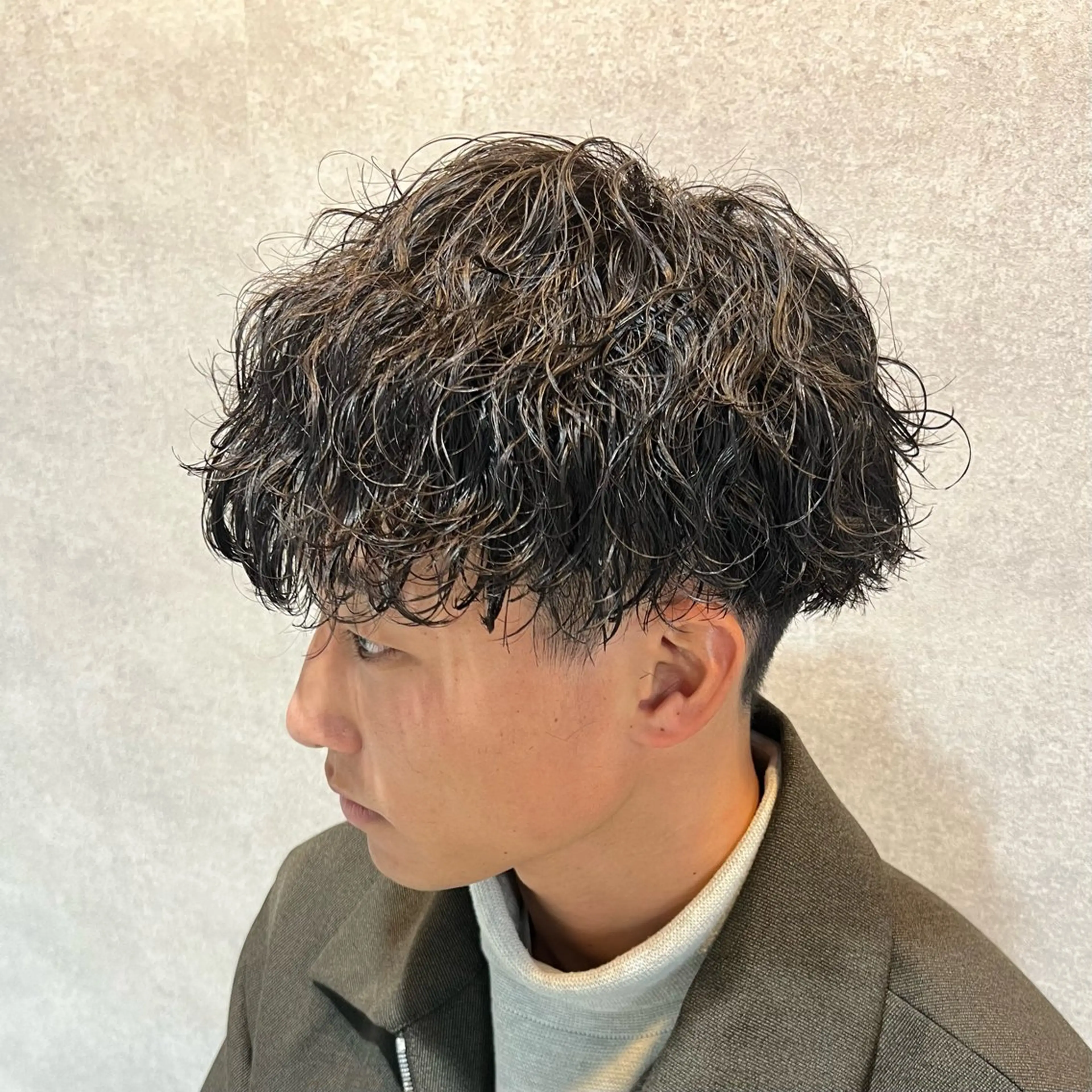 ショート カラー パーマ ヘアアレンジ メンズ センターパート メンズハイライト メンズメッシュ マッシュ メンズパーマ カット パーマ トリートメント ヘッドスパ ヘアセット 仕上がり満足度No. 1🔥BLUCK🔥のヘアスタイル