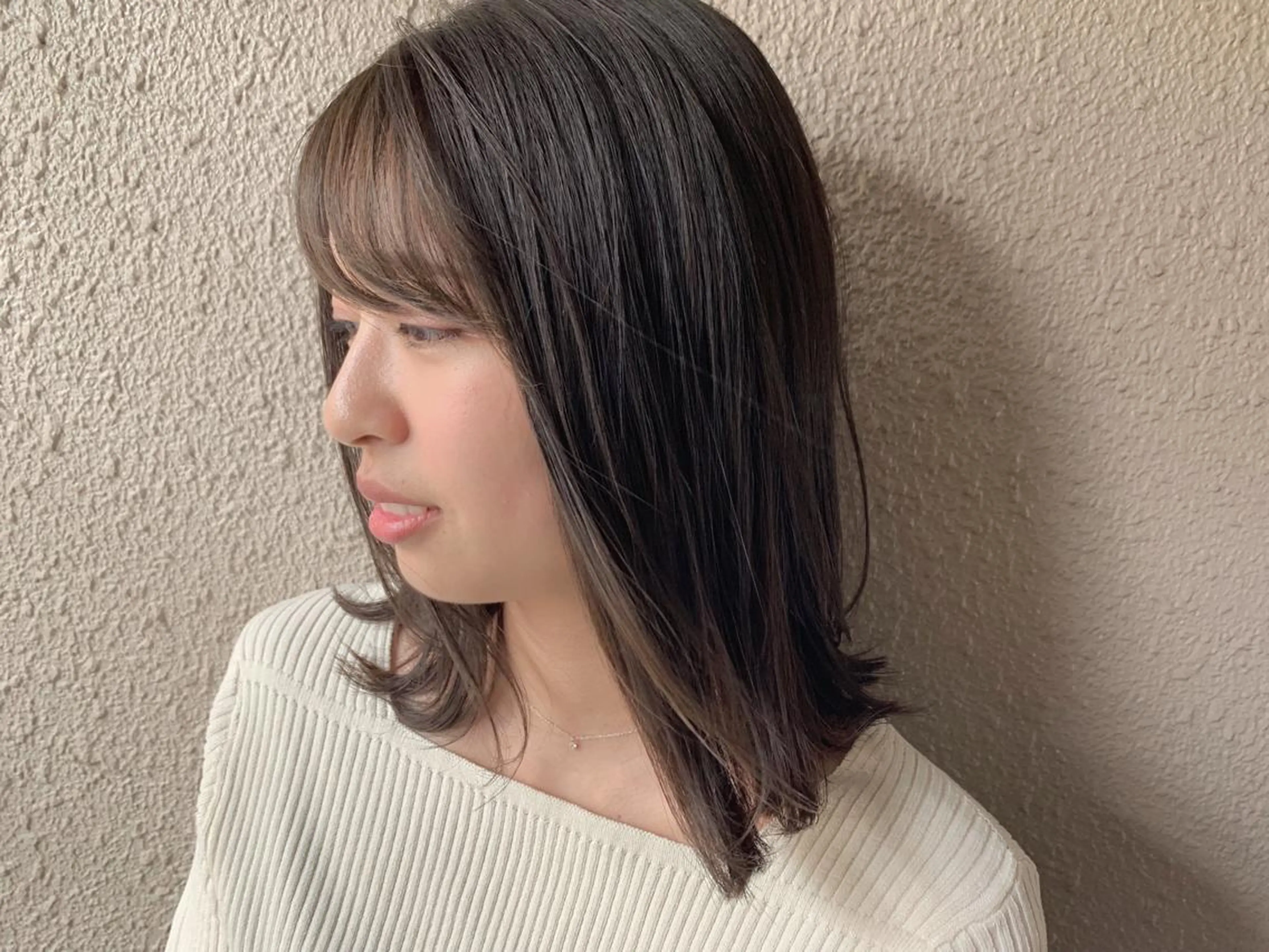 ミディアム カラー グレージュ 外ハネヘア サダハルカ |chouetteのヘアスタイル