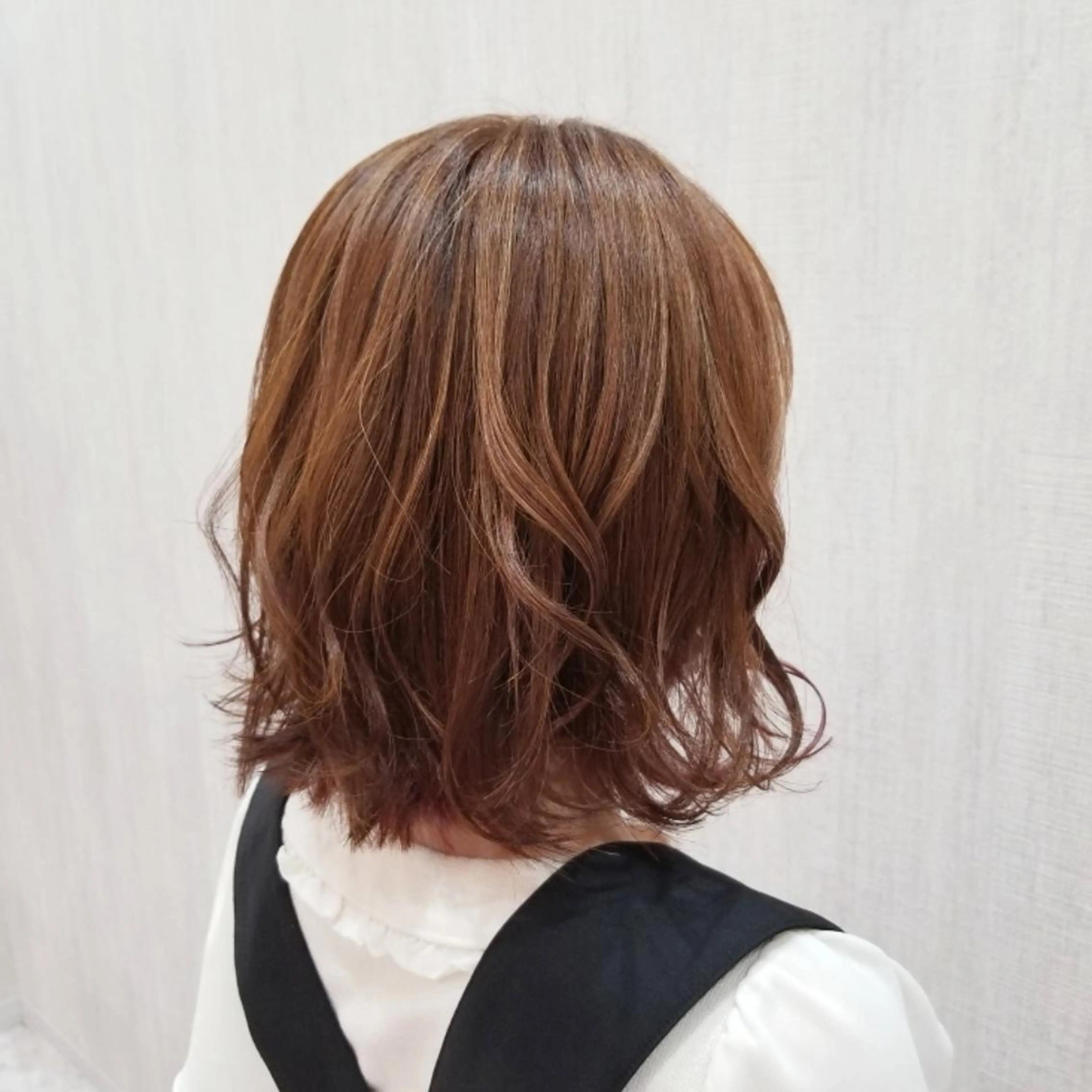 ミディアム カラー ハイライトカラー ハイライト 顔周りレイヤーカット 髪質改善代表西村功平のヘアスタイル