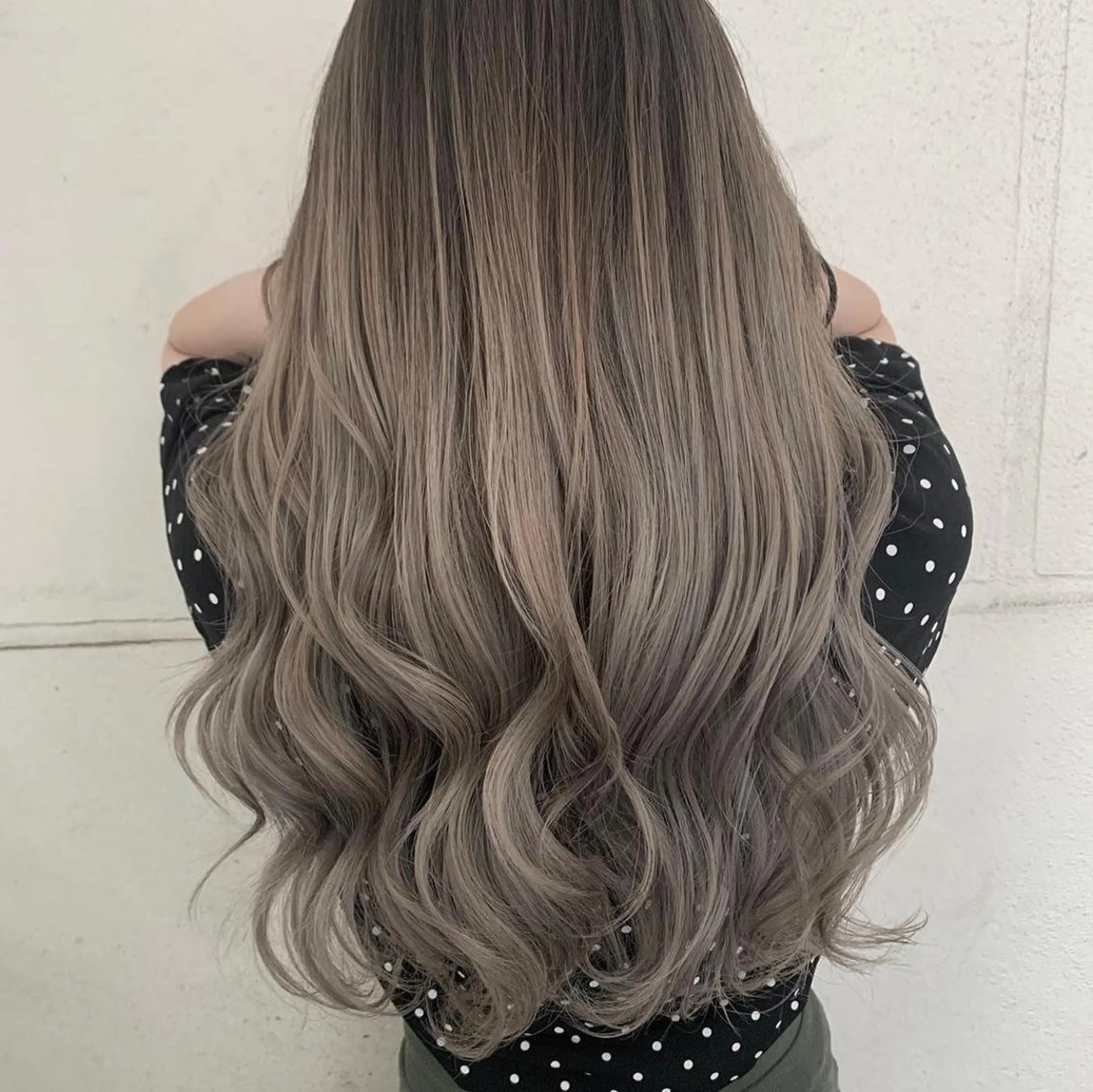 ロング カラー ベージュカラー イルミナカラー ホワイトベージュ トリートメント オフホワイトアンドなんば所属・福西 洋斗のヘアスタイル