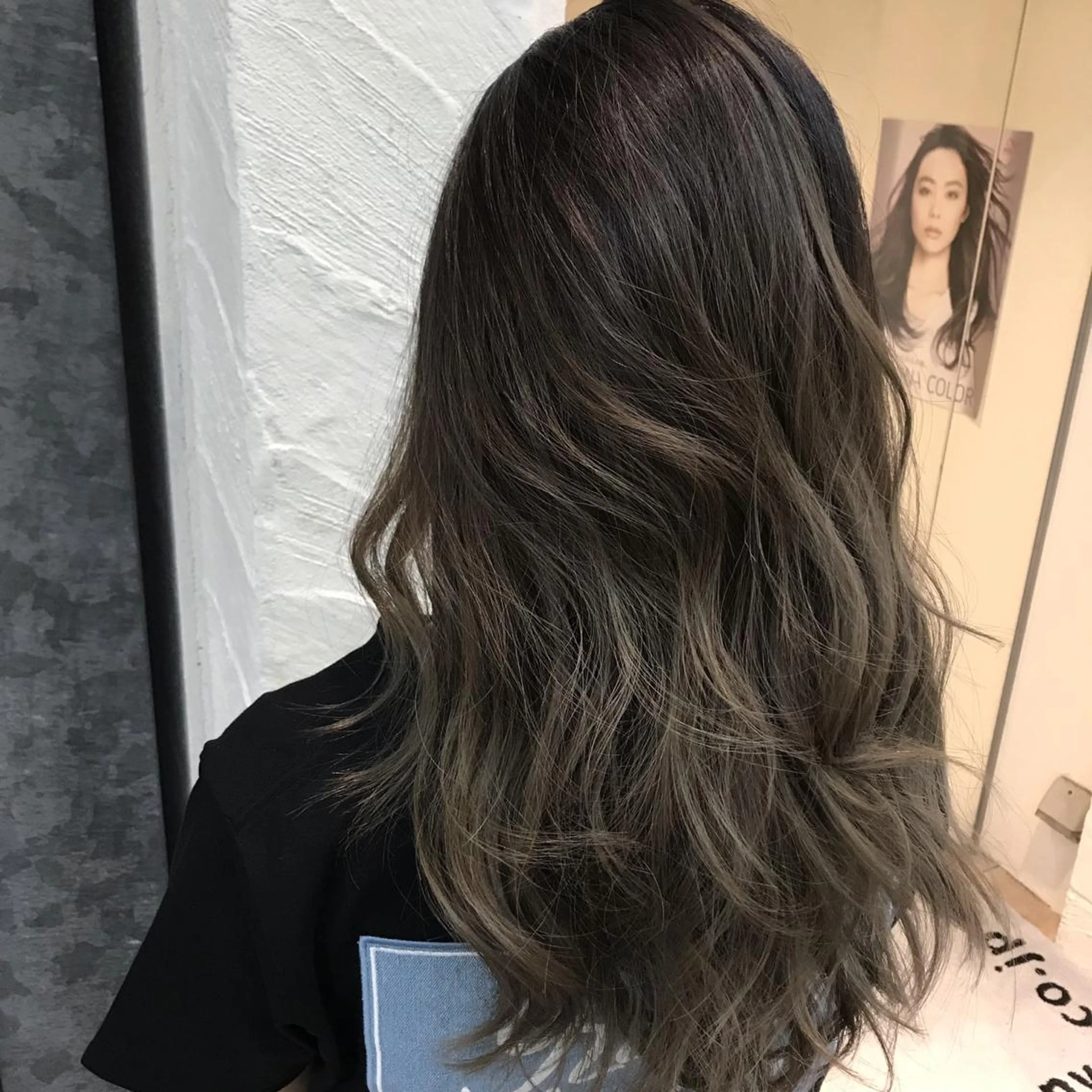 セミロング カラー グラデーションカラー ハイライトカラー イルミナカラー ハイライト AMI Hair  supply所属・髪質改善カラー 韓国風レイヤーのヘアスタイル
