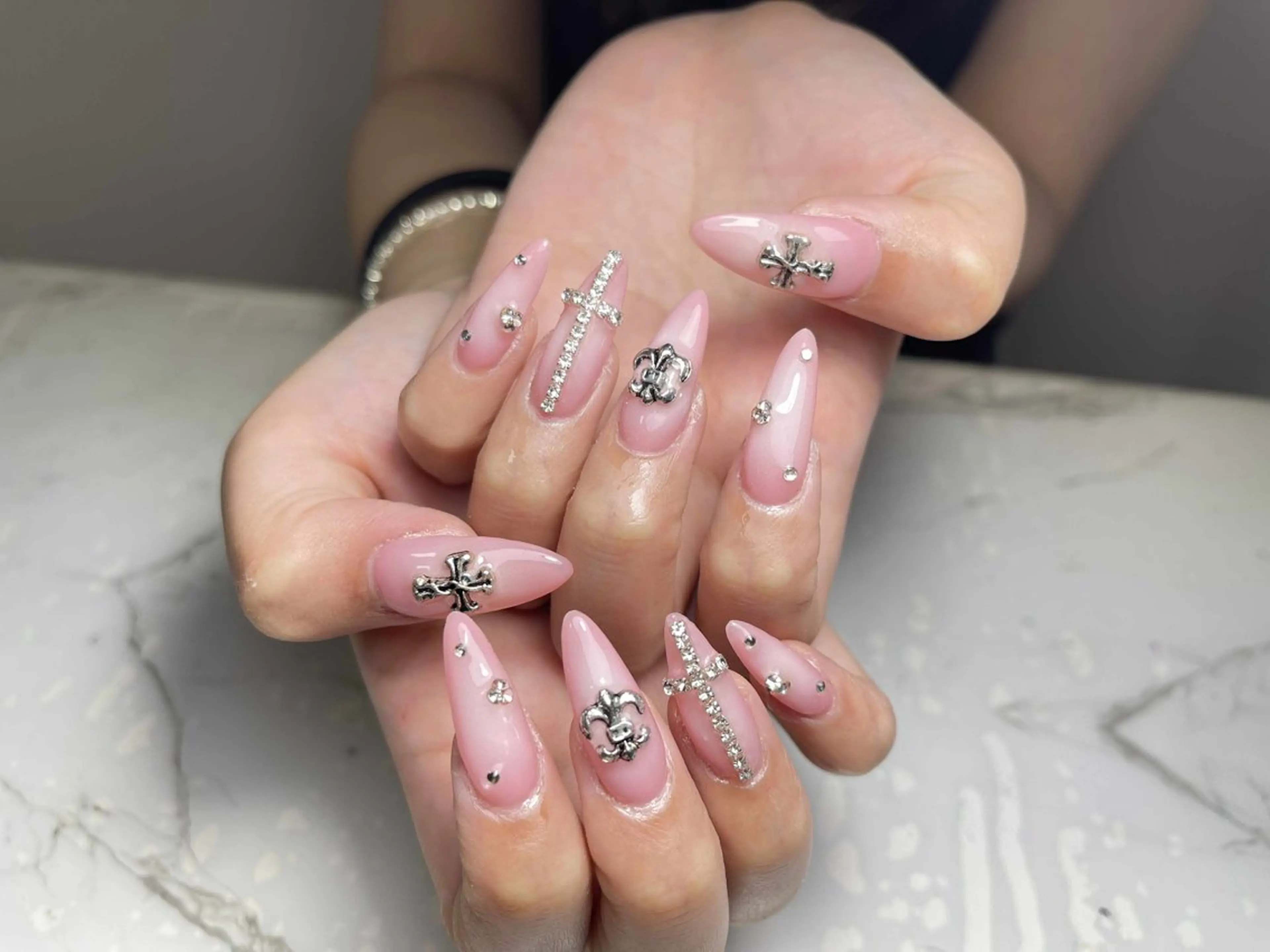 ネイル アートネイル フレンチネイル ジェルネイル グラデーション 韓国ネイル ハンドネイル 💕鈴木ユリ パラジェル/オフ無料のネイルデザイン