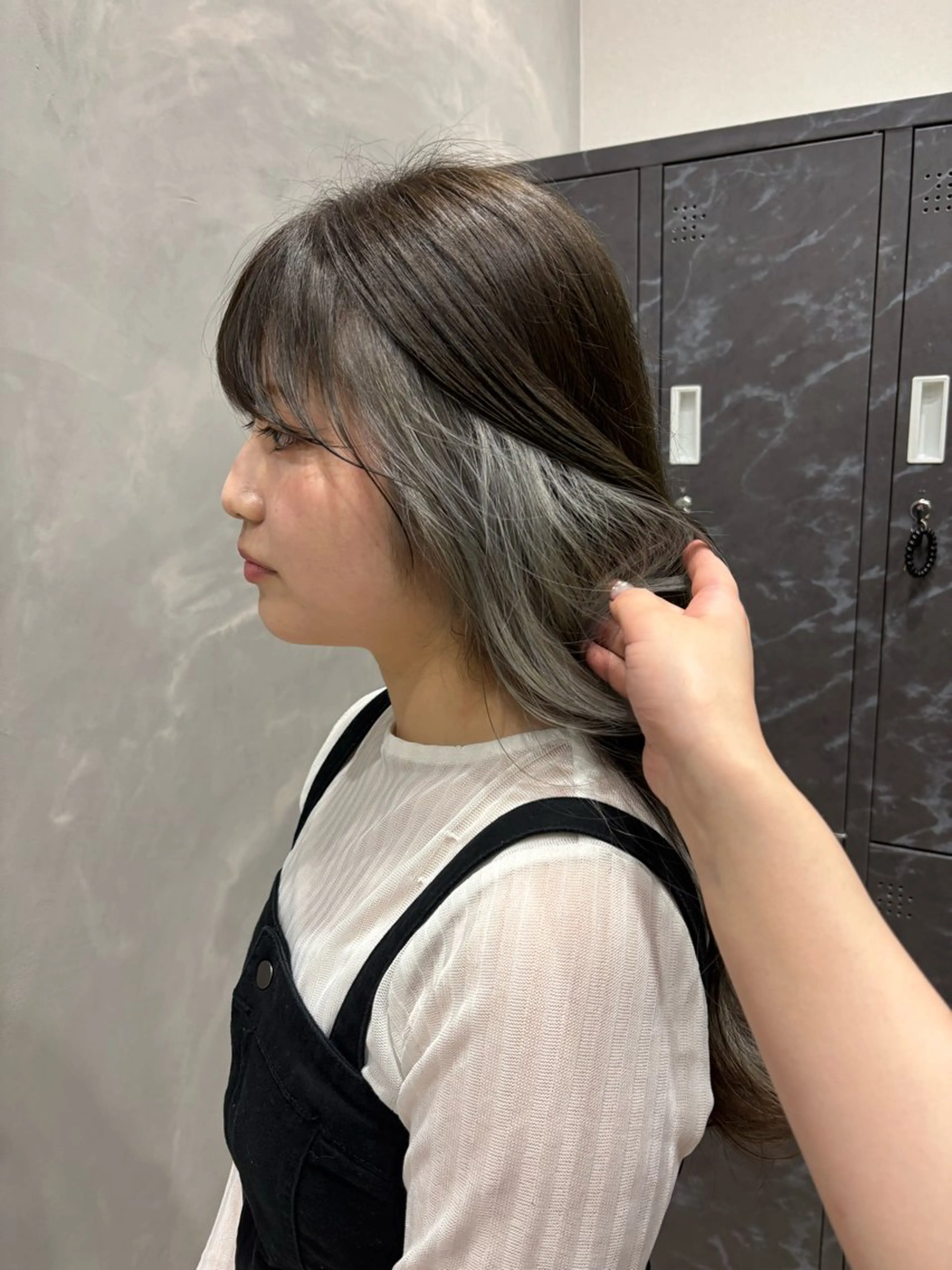 ロング カラー グレージュ オリーブグレージュ オリーブグレー シルバー ヘアカラー トリートメント "今"だけでない美髪 KOTOMIのヘアスタイル